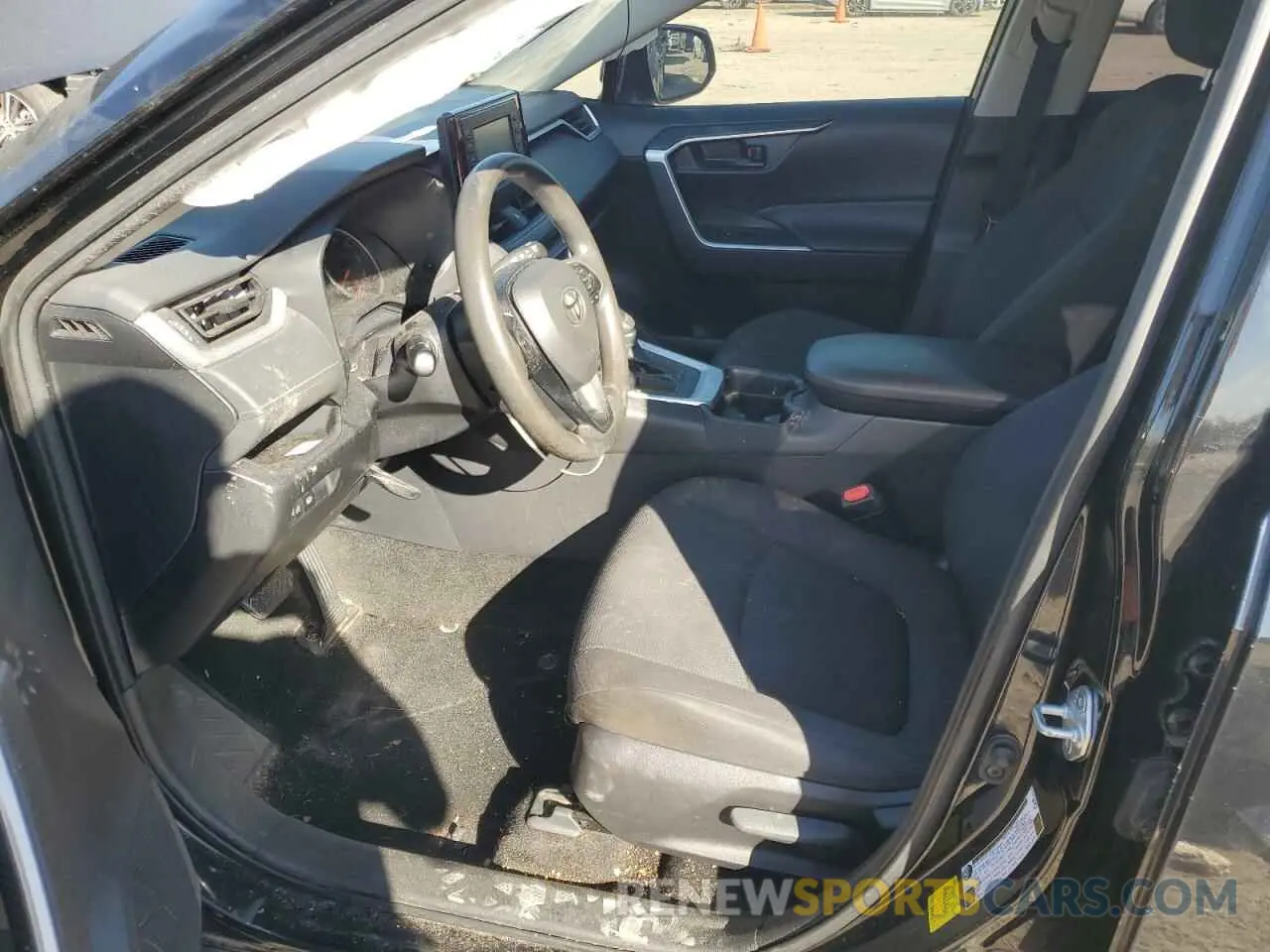 7 Photograph of a damaged car JTMH1RFV3KJ014737 TOYOTA RAV4 2019