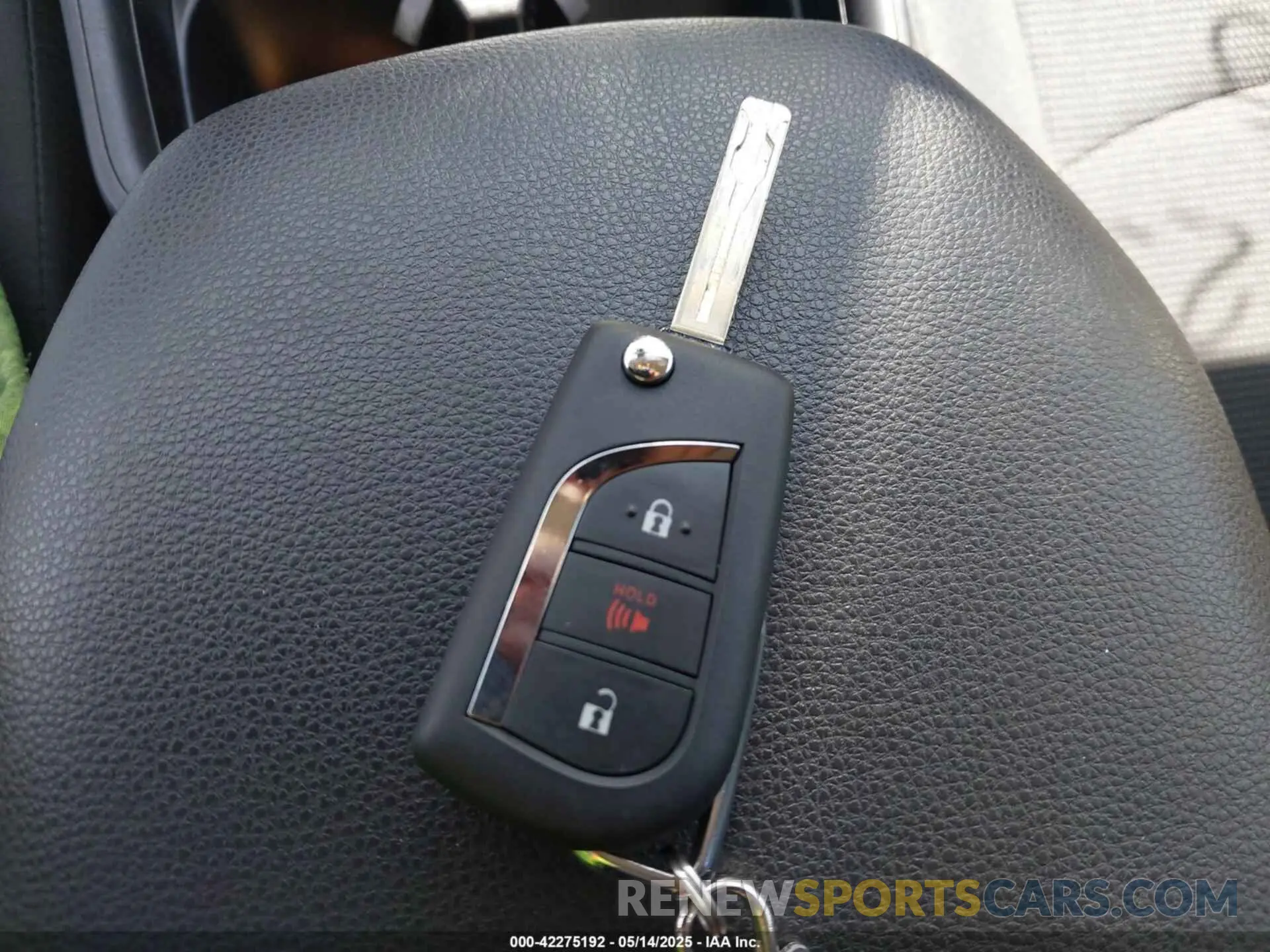 11 Photograph of a damaged car JTMH1RFV4KD036163 TOYOTA RAV4 2019