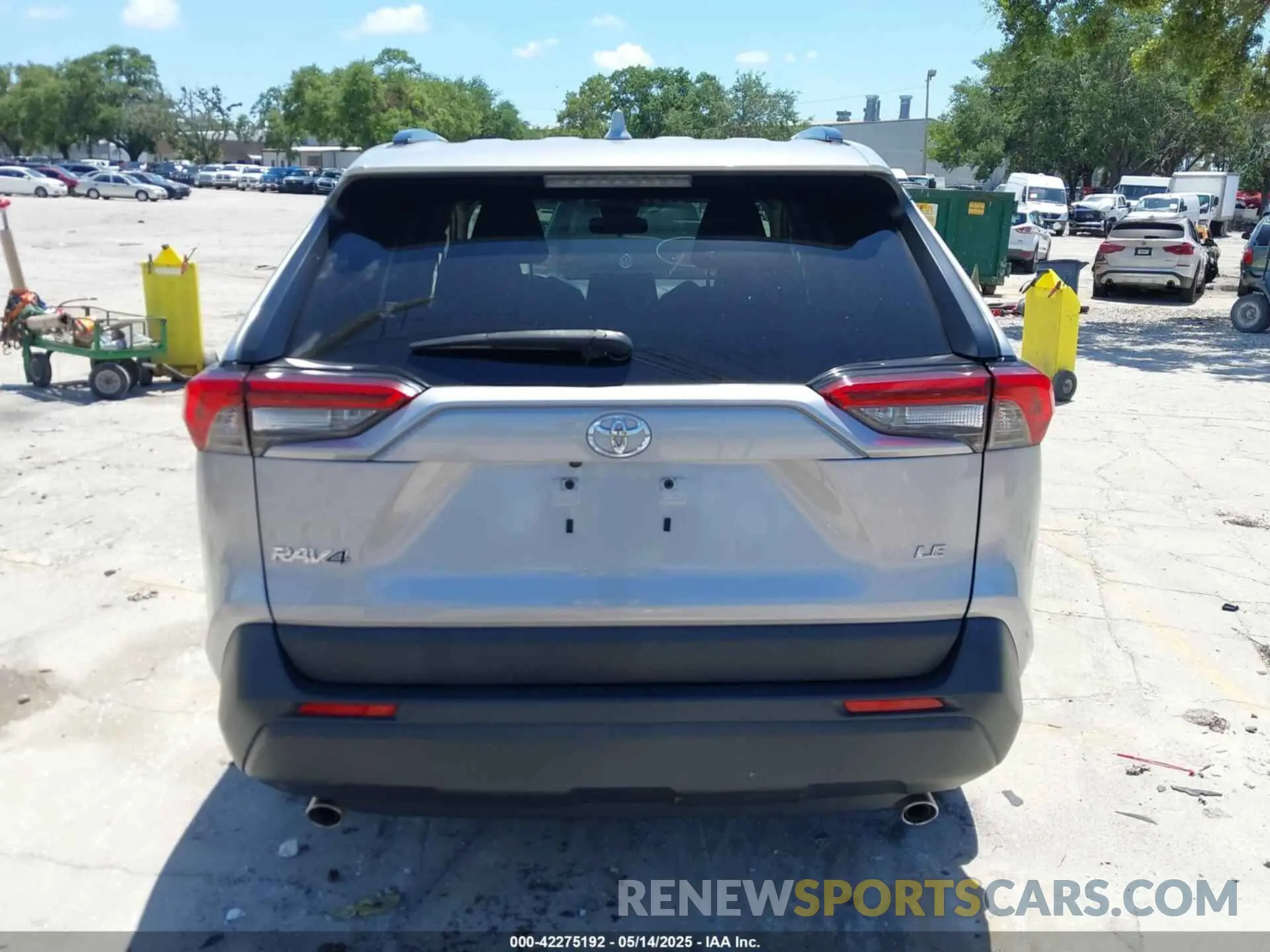 17 Photograph of a damaged car JTMH1RFV4KD036163 TOYOTA RAV4 2019