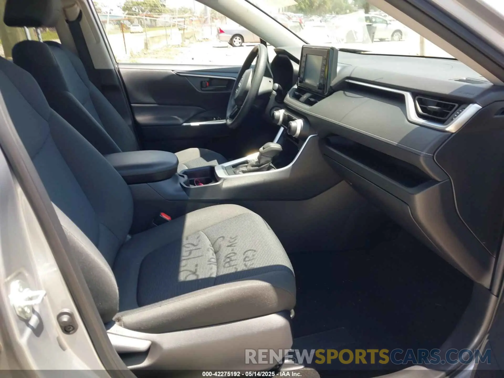 5 Photograph of a damaged car JTMH1RFV4KD036163 TOYOTA RAV4 2019