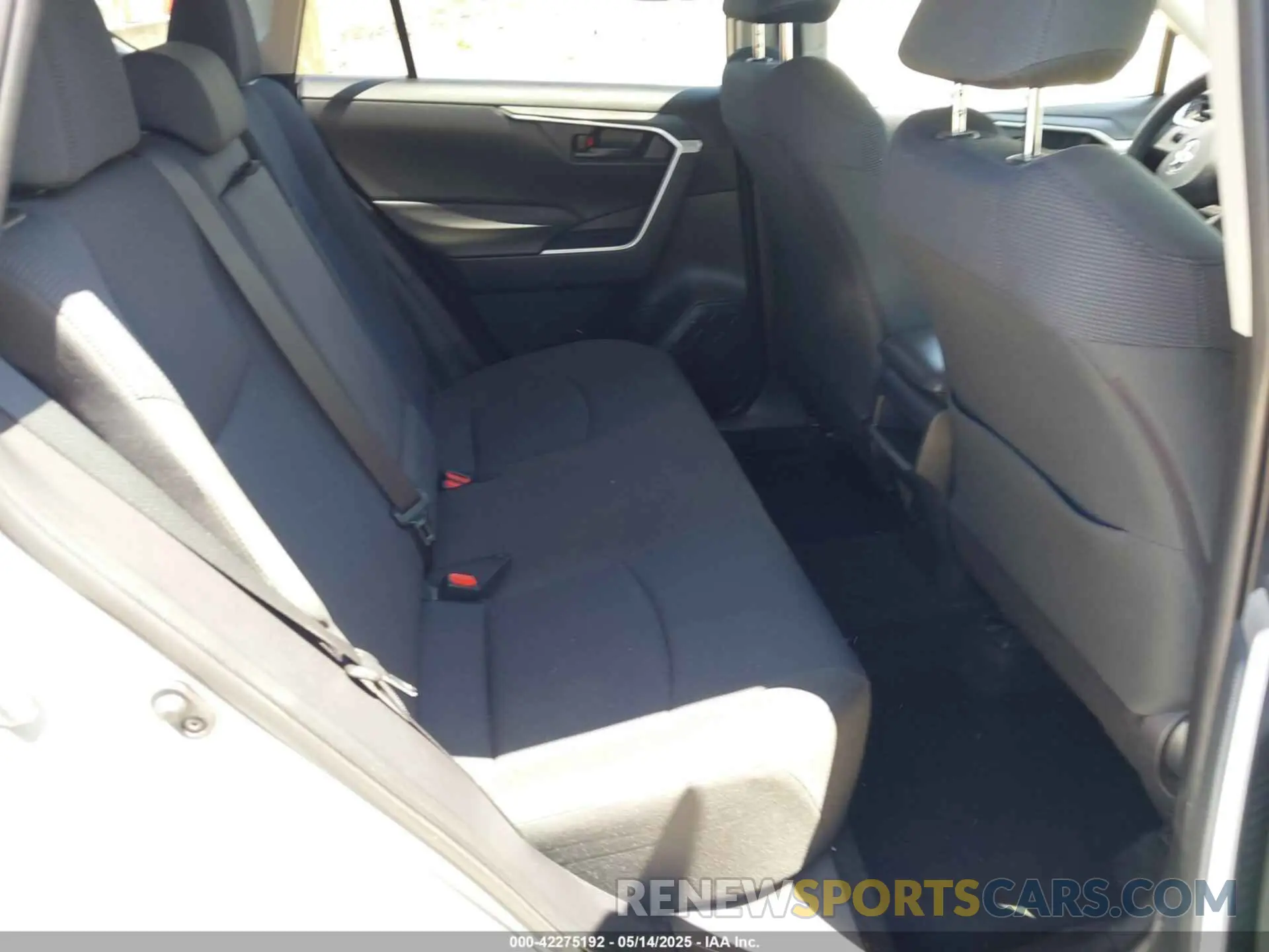8 Photograph of a damaged car JTMH1RFV4KD036163 TOYOTA RAV4 2019