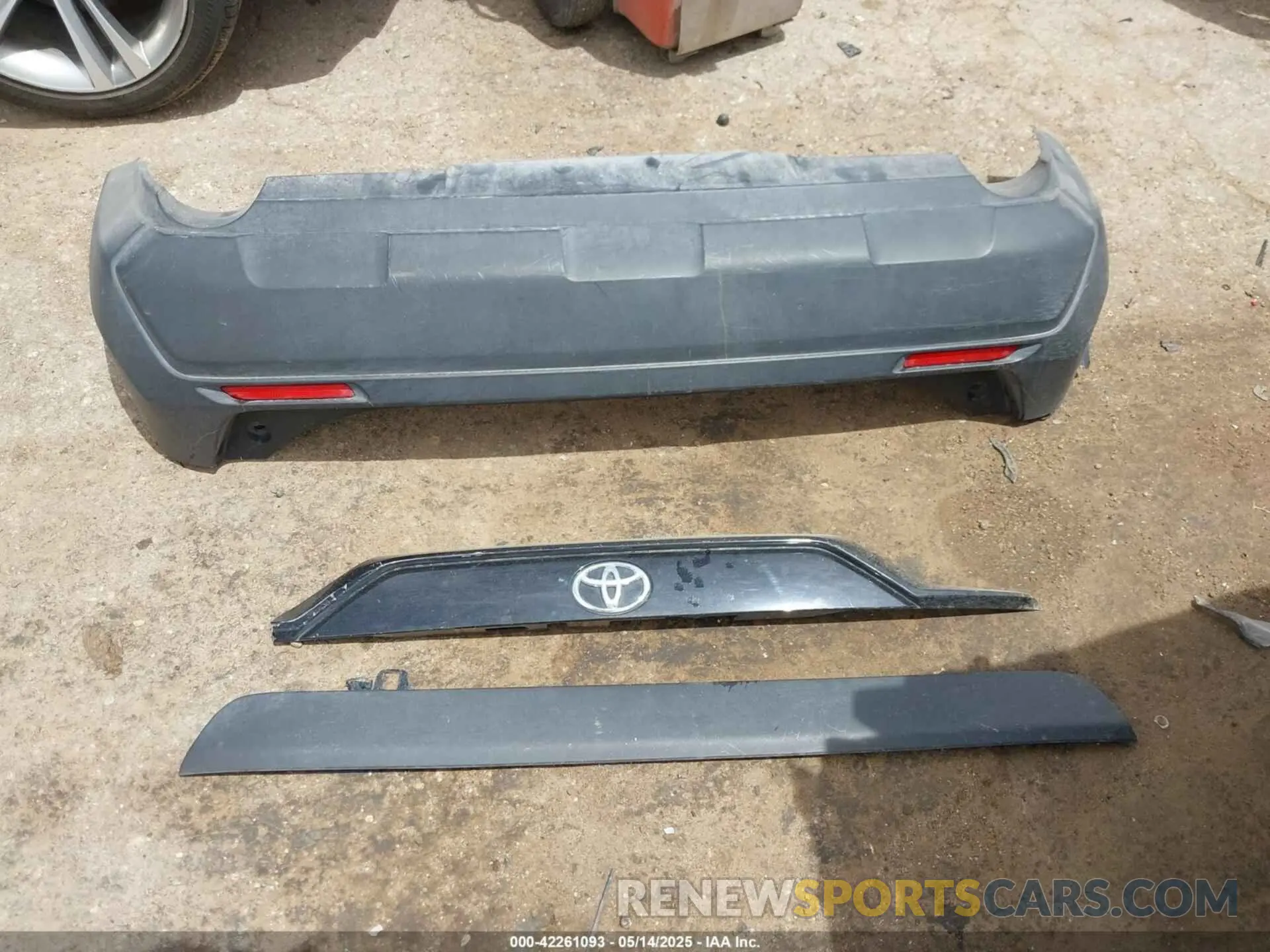 12 Photograph of a damaged car JTMH1RFV4KD037636 TOYOTA RAV4 2019