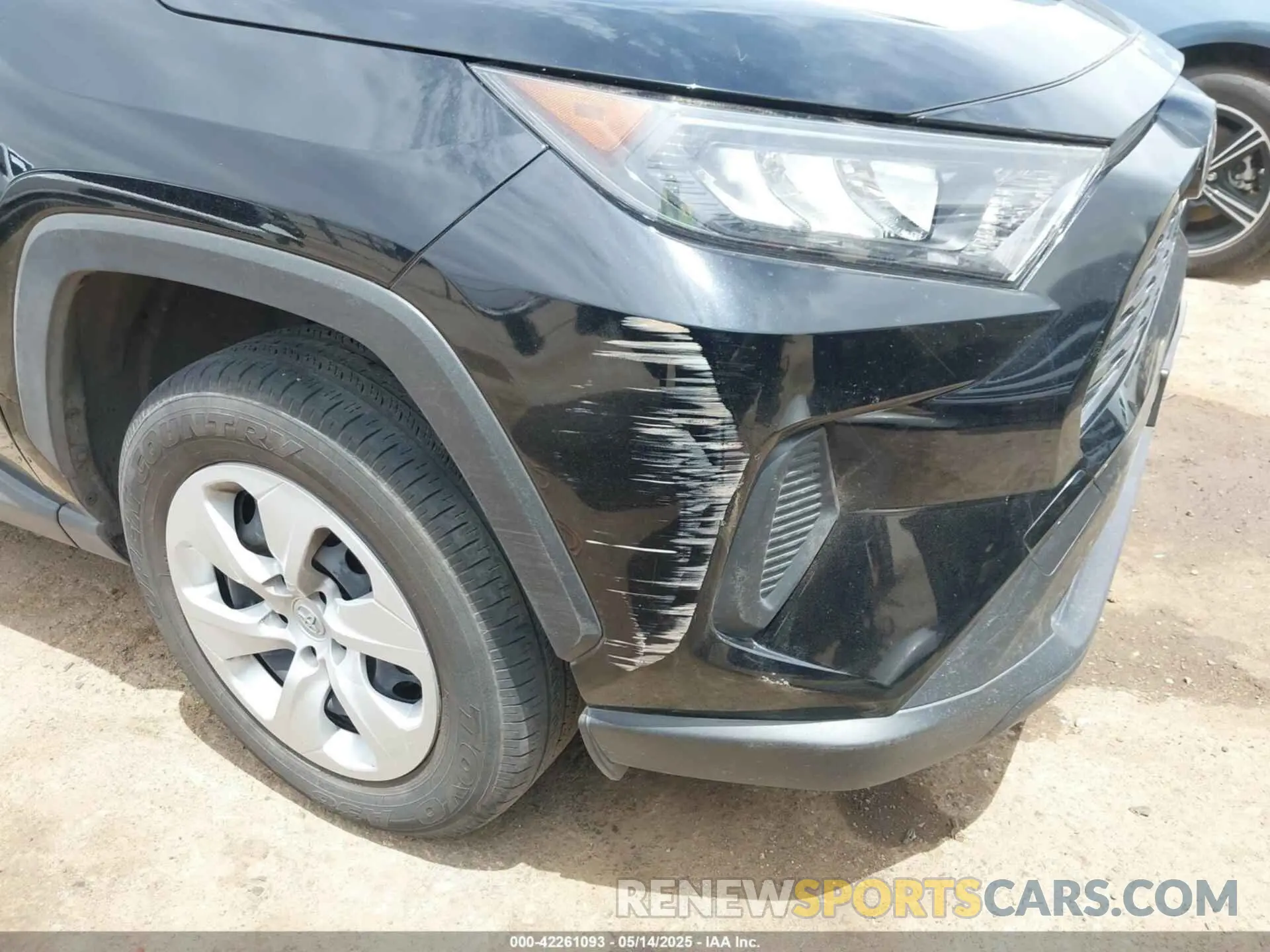 18 Photograph of a damaged car JTMH1RFV4KD037636 TOYOTA RAV4 2019