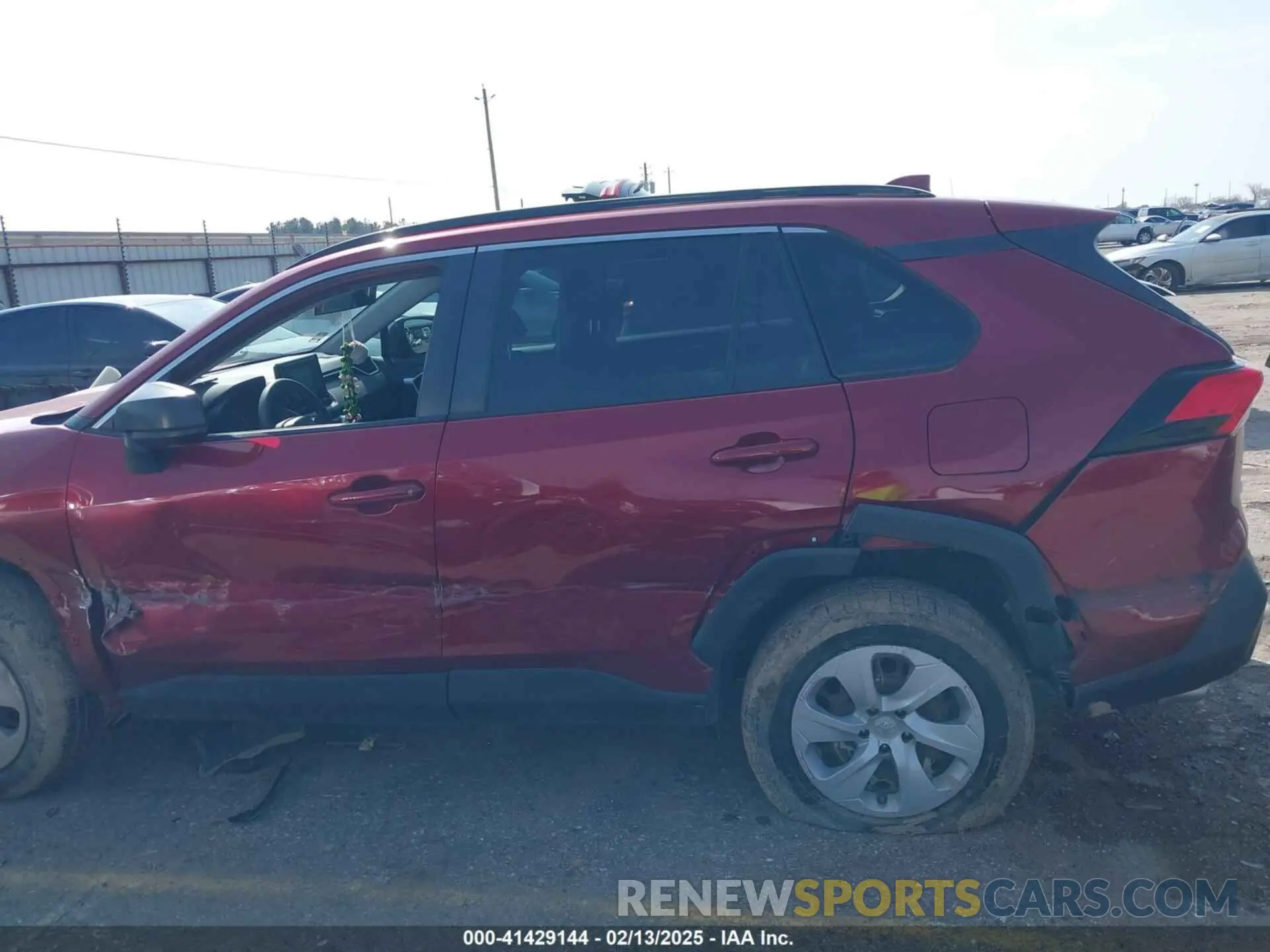 14 Photograph of a damaged car JTMH1RFV4KJ010972 TOYOTA RAV4 2019