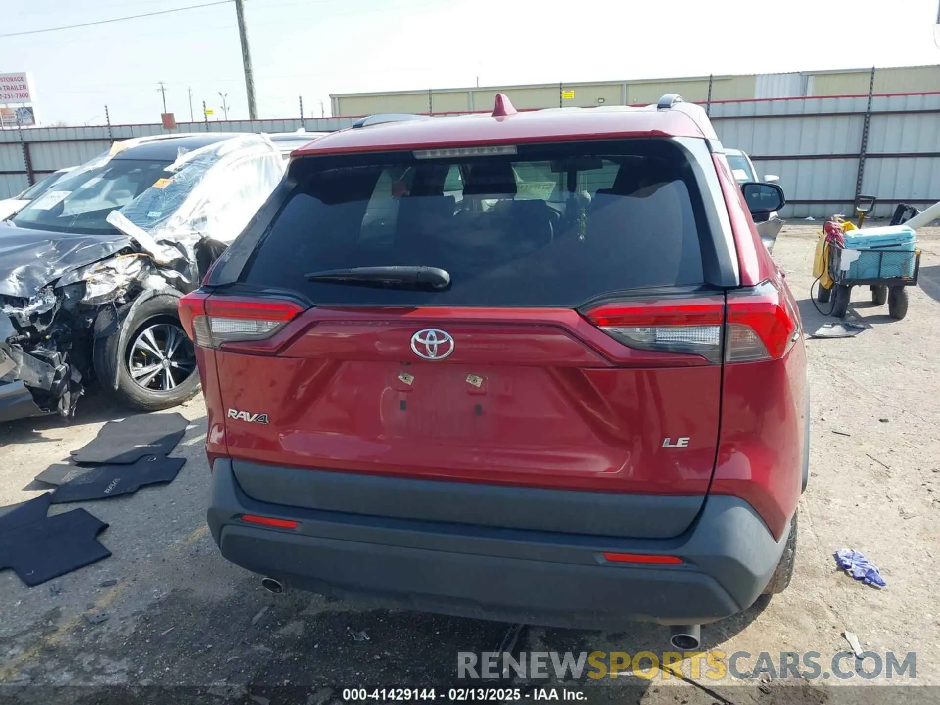 16 Photograph of a damaged car JTMH1RFV4KJ010972 TOYOTA RAV4 2019