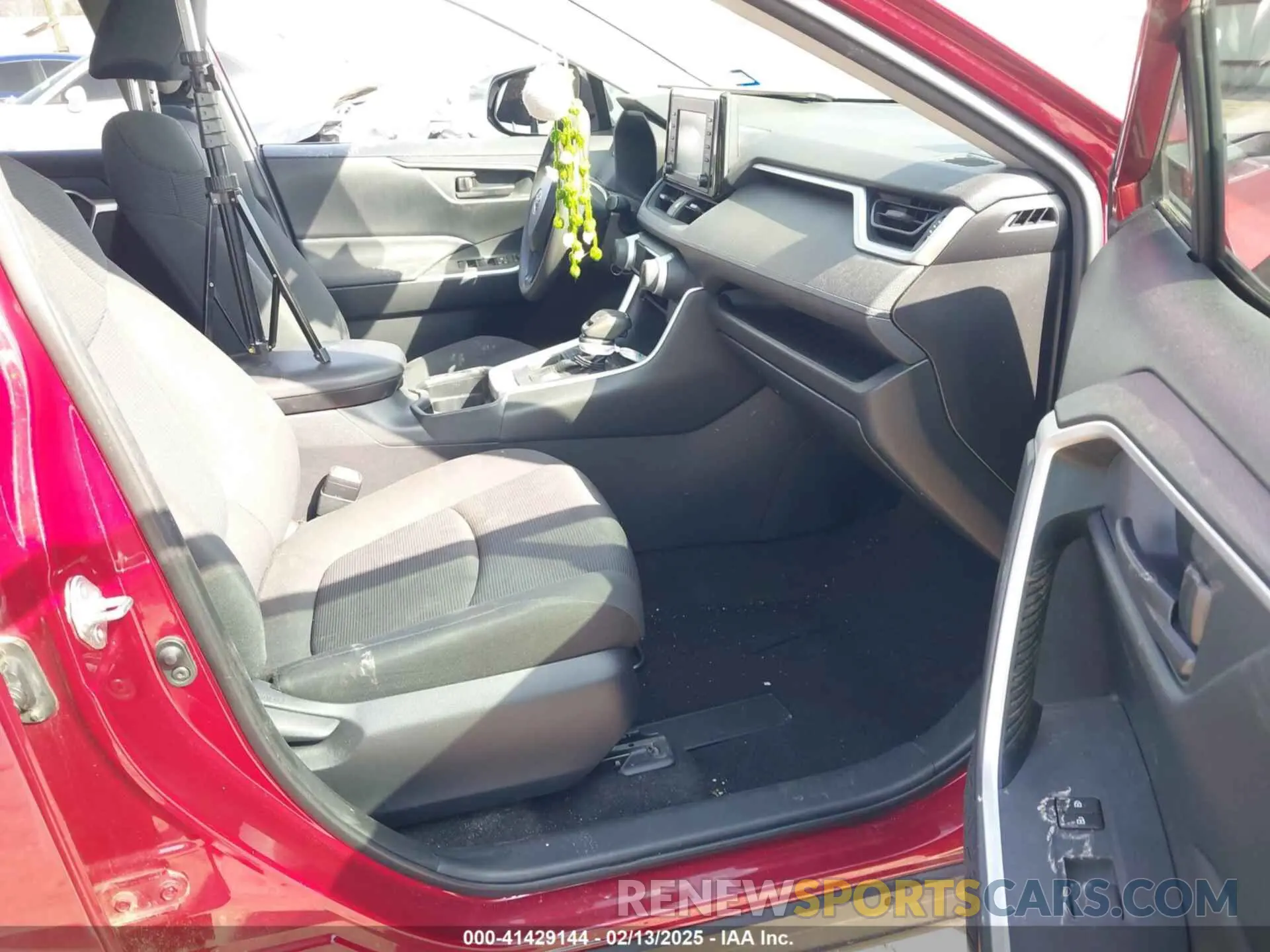 5 Photograph of a damaged car JTMH1RFV4KJ010972 TOYOTA RAV4 2019