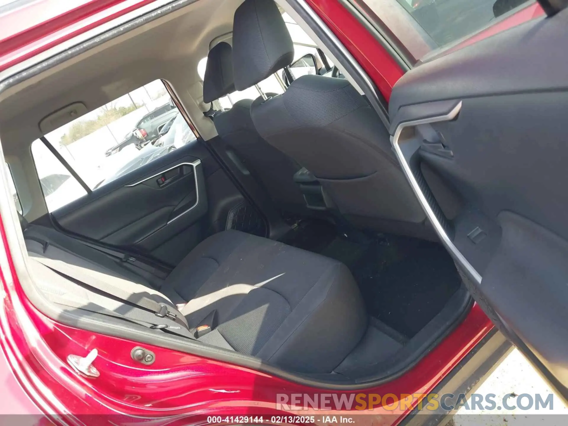 8 Photograph of a damaged car JTMH1RFV4KJ010972 TOYOTA RAV4 2019