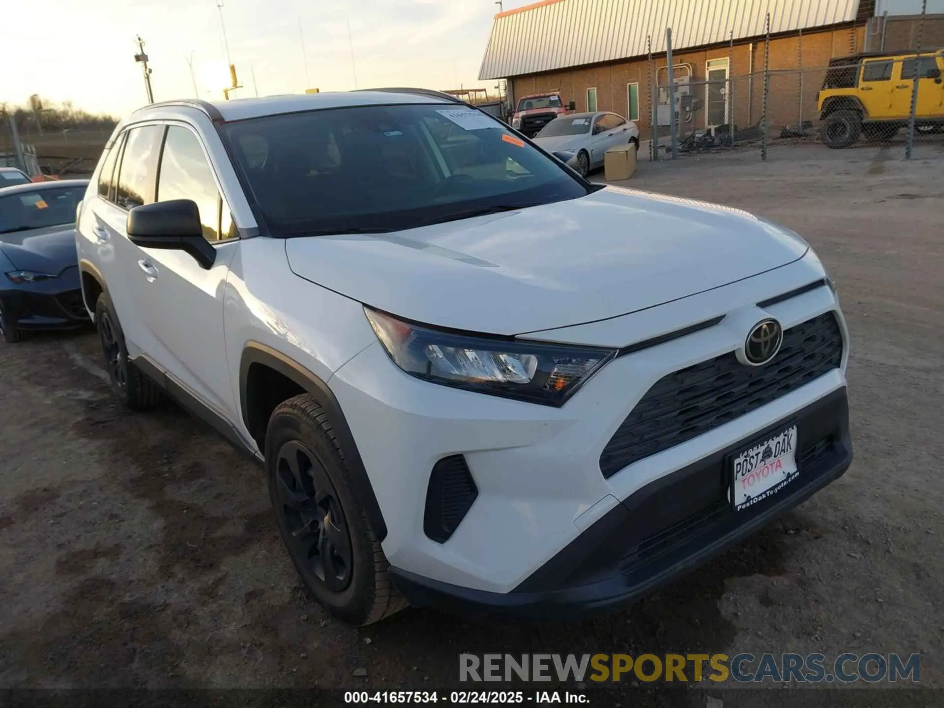 1 Photograph of a damaged car JTMH1RFV5KD037919 TOYOTA RAV4 2019