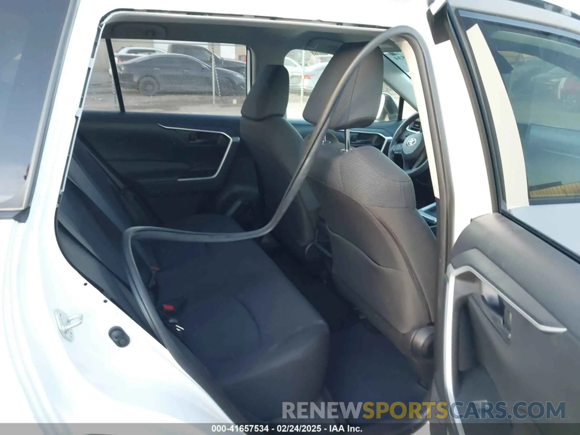 8 Photograph of a damaged car JTMH1RFV5KD037919 TOYOTA RAV4 2019