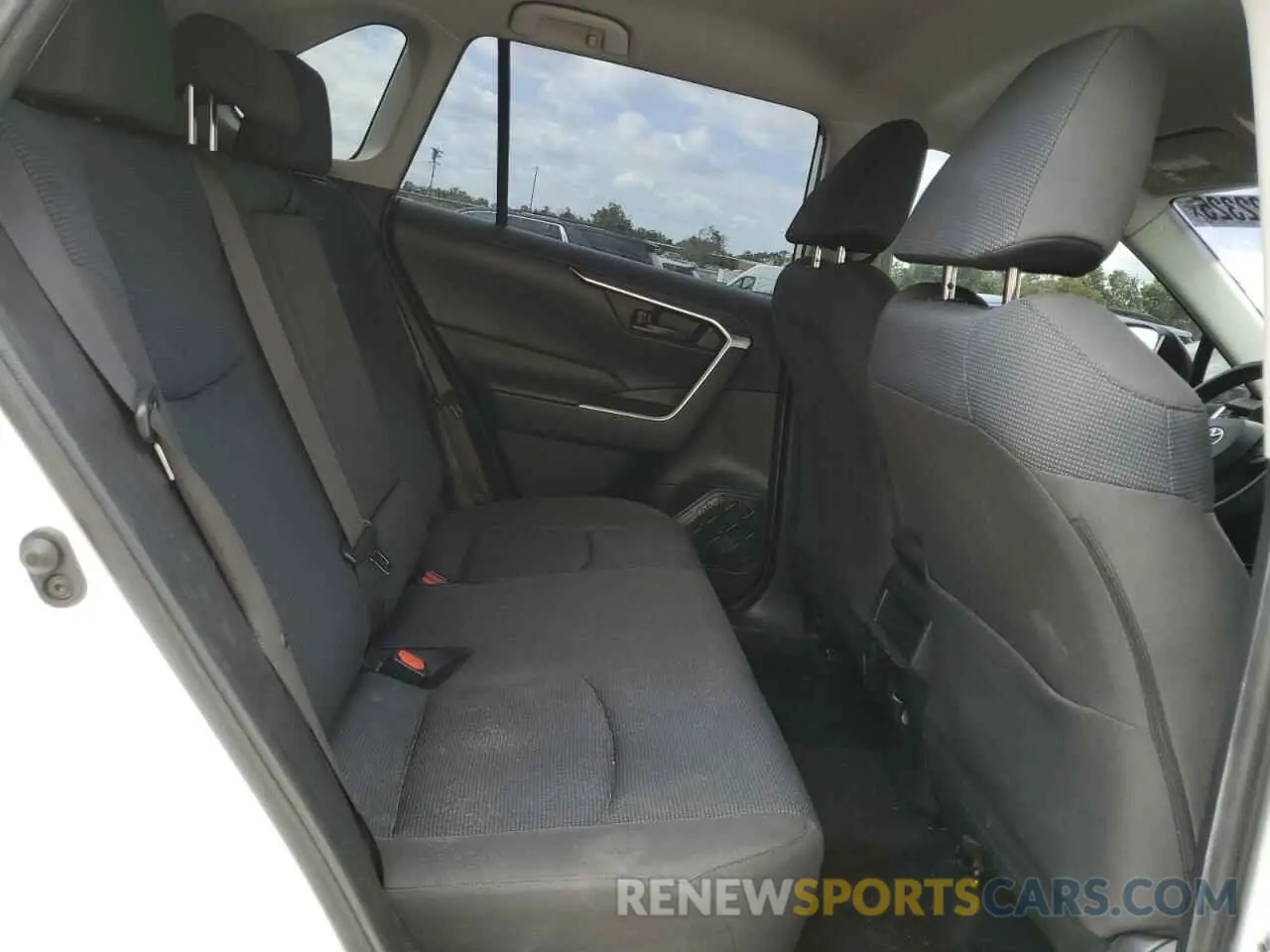 11 Photograph of a damaged car JTMH1RFV6KD011944 TOYOTA RAV4 2019