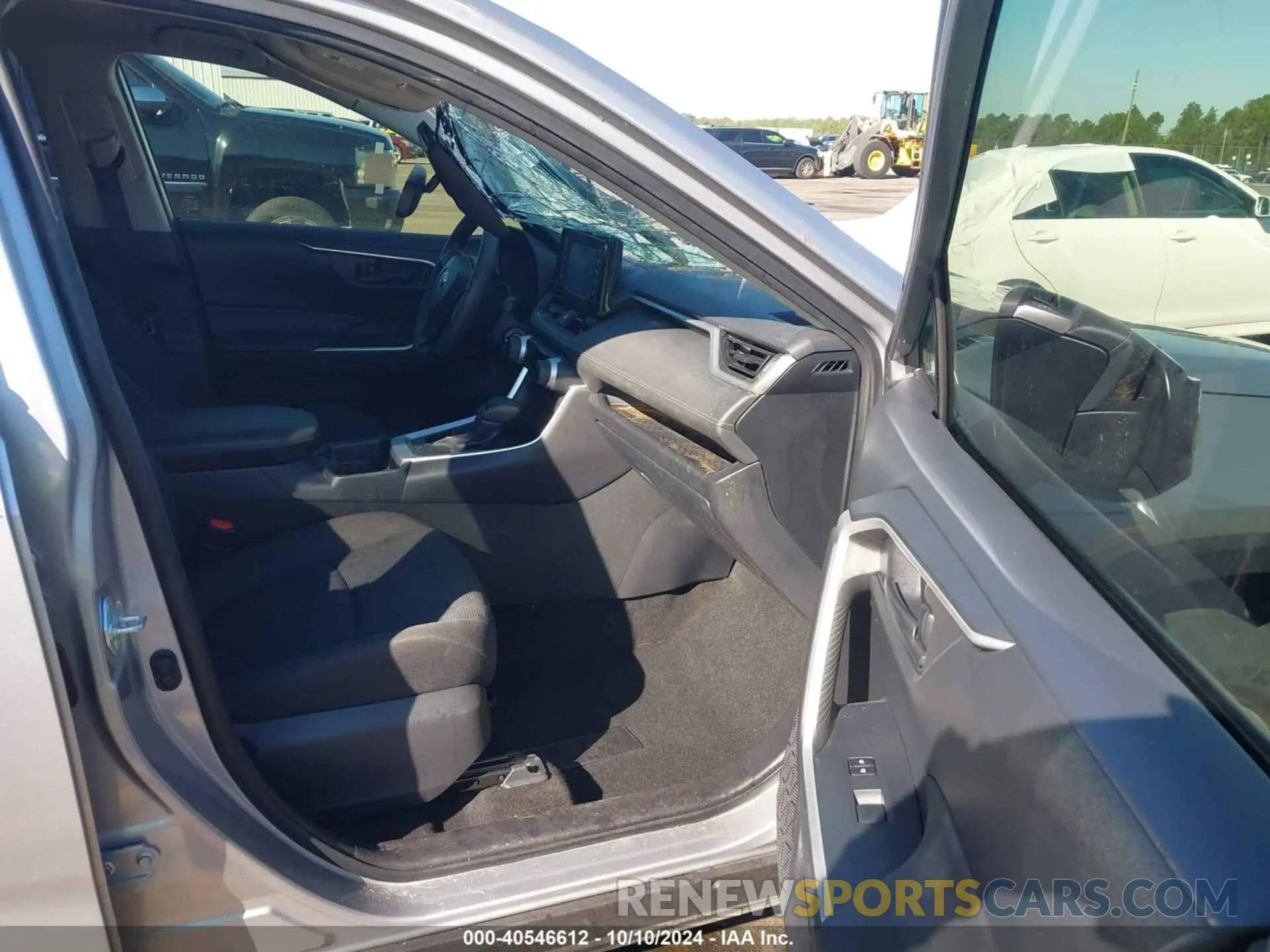 5 Photograph of a damaged car JTMH1RFV6KD517323 TOYOTA RAV4 2019