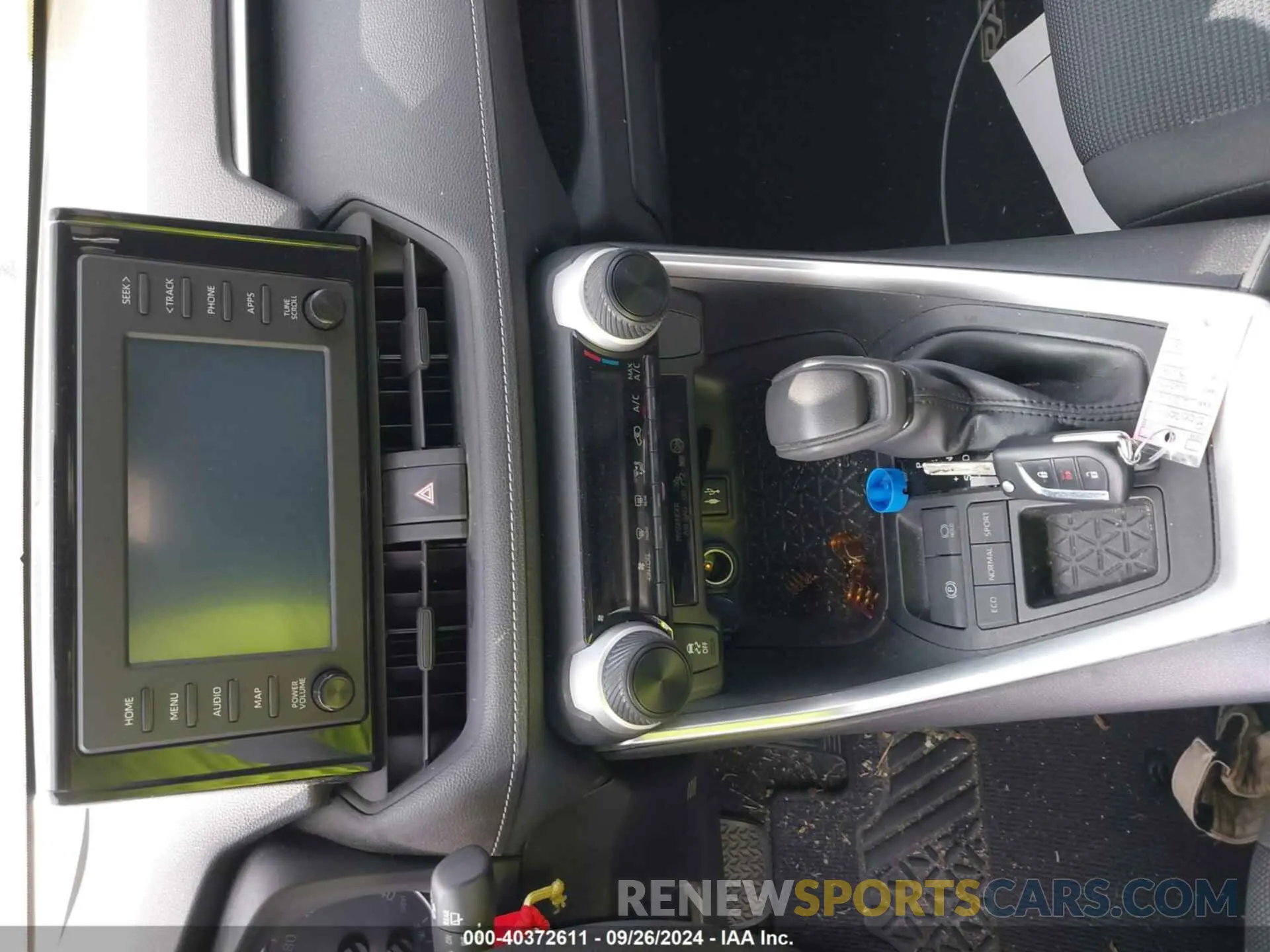 11 Photograph of a damaged car JTMH1RFV6KJ007653 TOYOTA RAV4 2019