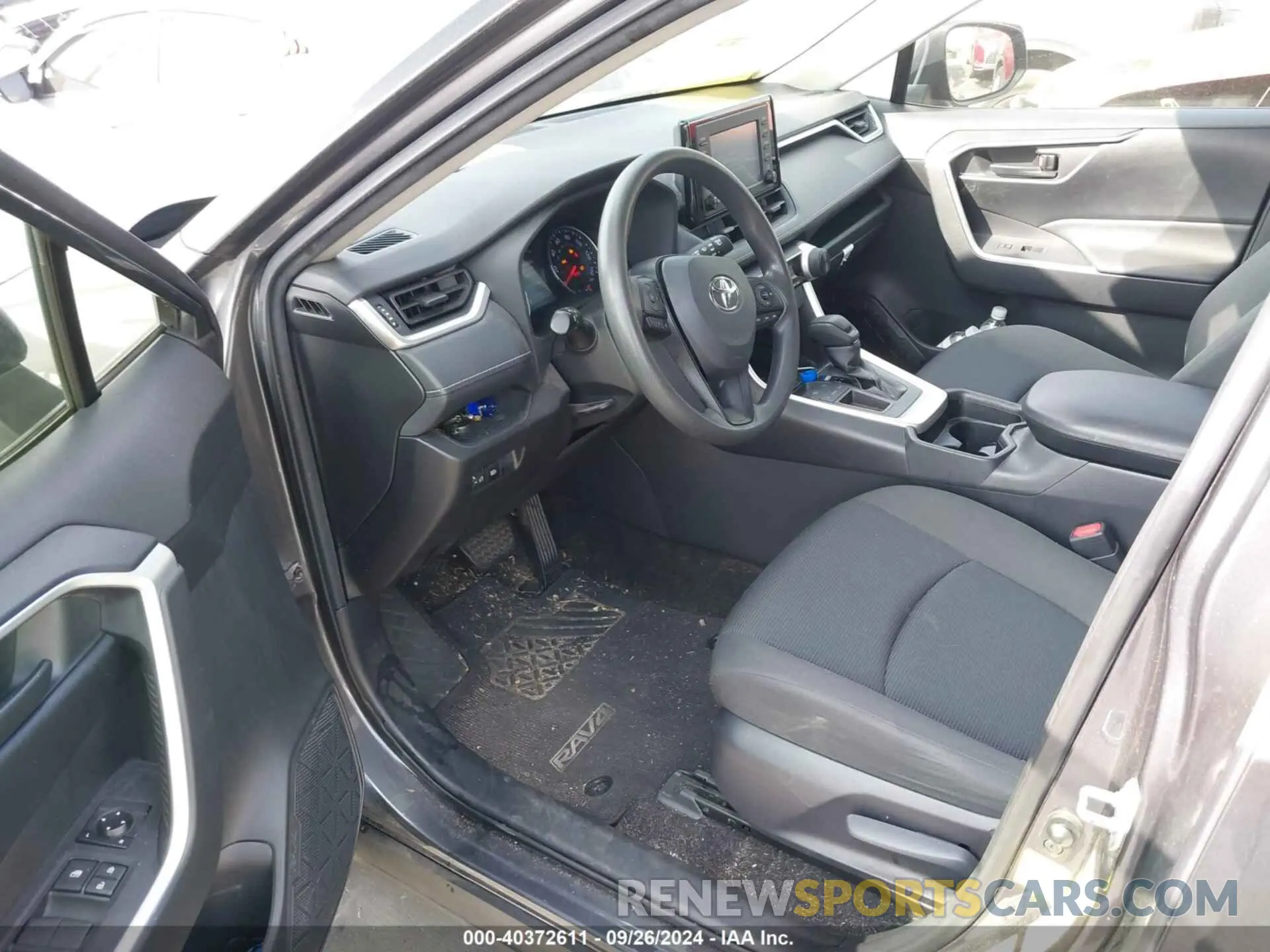 19 Photograph of a damaged car JTMH1RFV6KJ007653 TOYOTA RAV4 2019
