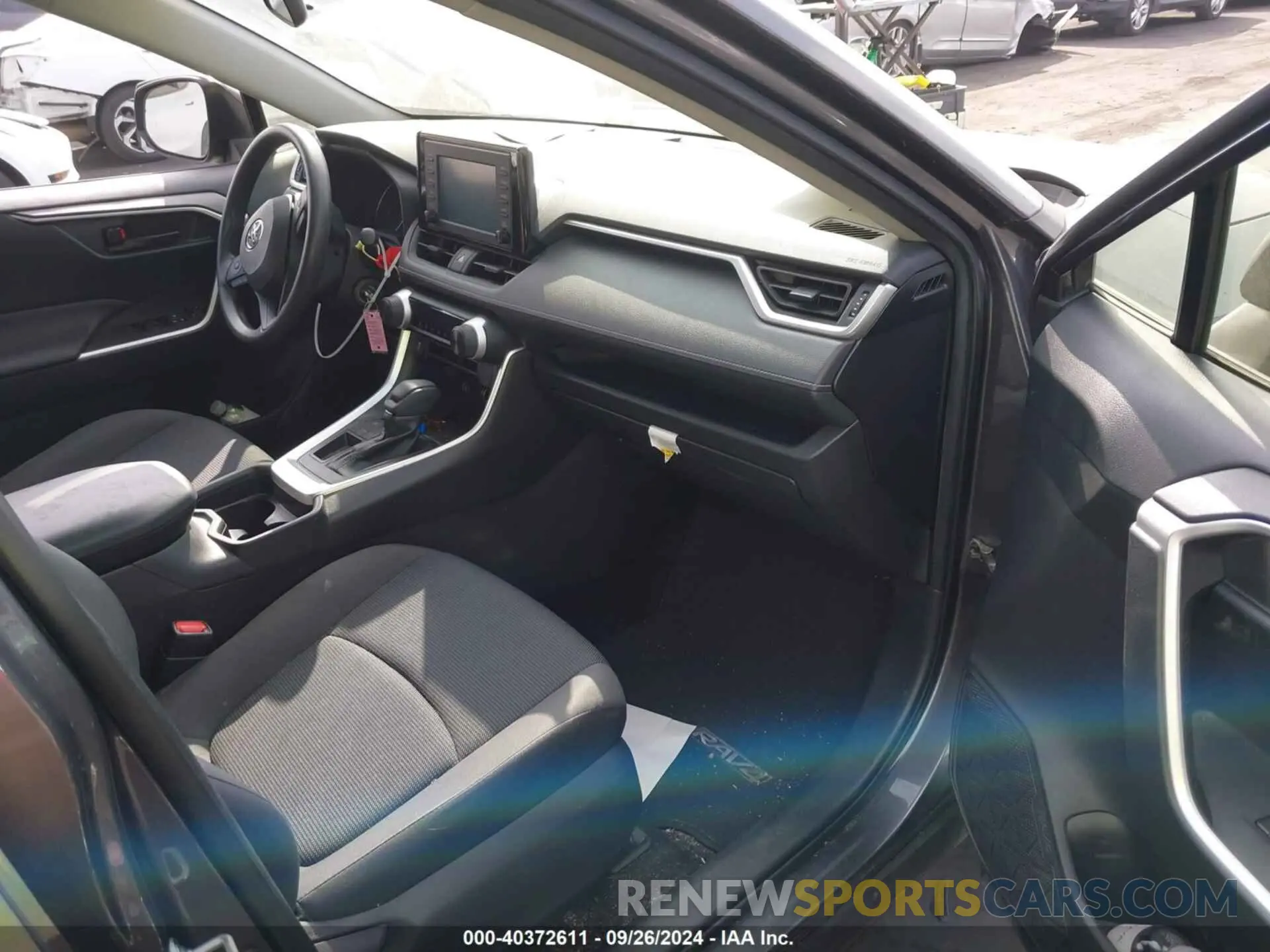 5 Photograph of a damaged car JTMH1RFV6KJ007653 TOYOTA RAV4 2019