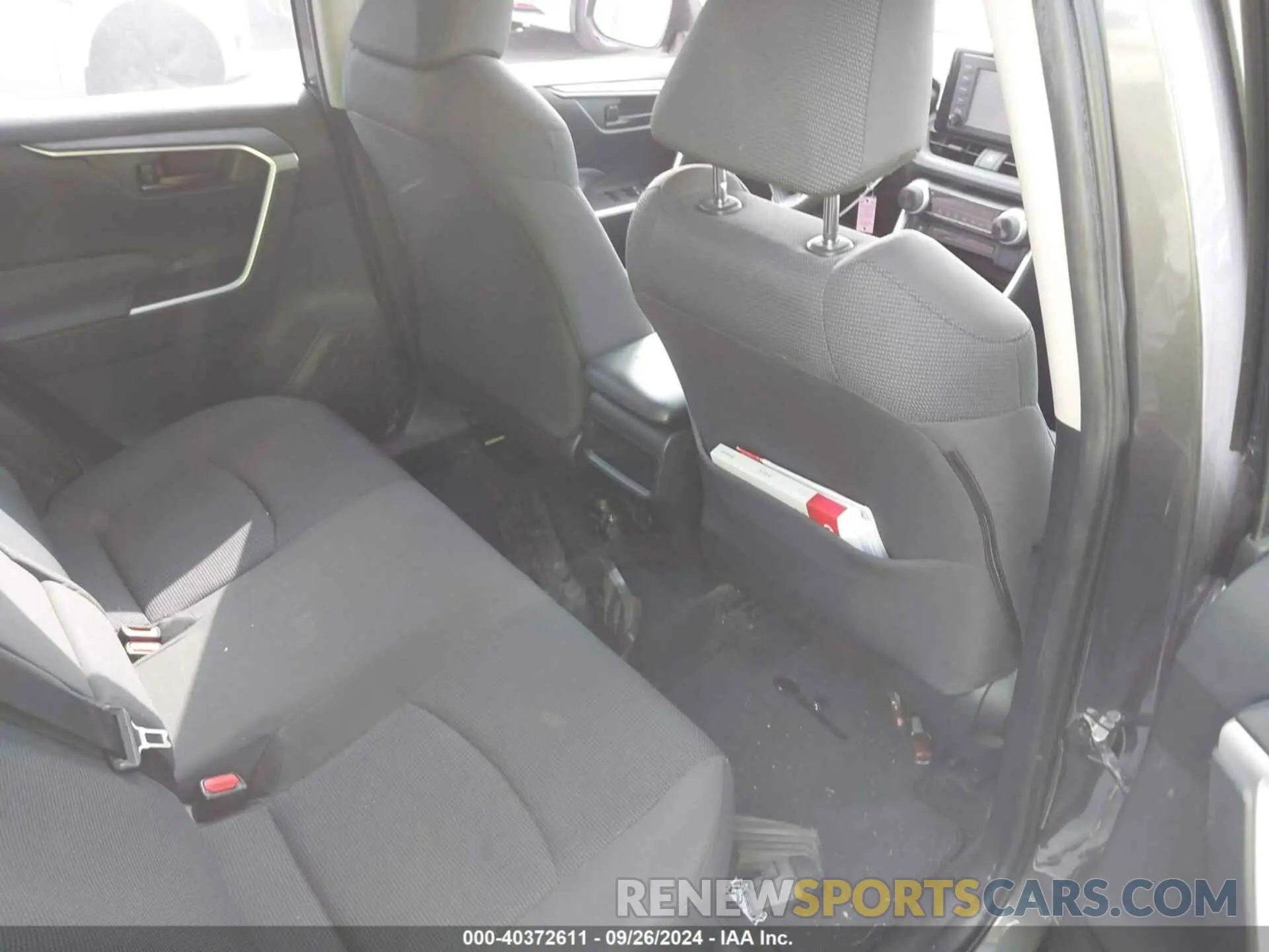 8 Photograph of a damaged car JTMH1RFV6KJ007653 TOYOTA RAV4 2019