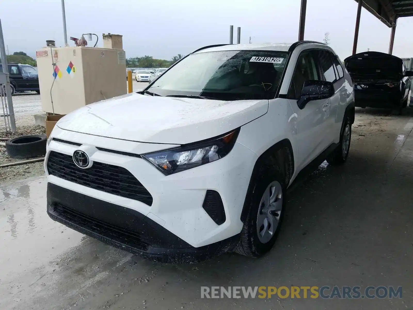 2 Photograph of a damaged car JTMH1RFV6KJ011136 TOYOTA RAV4 2019