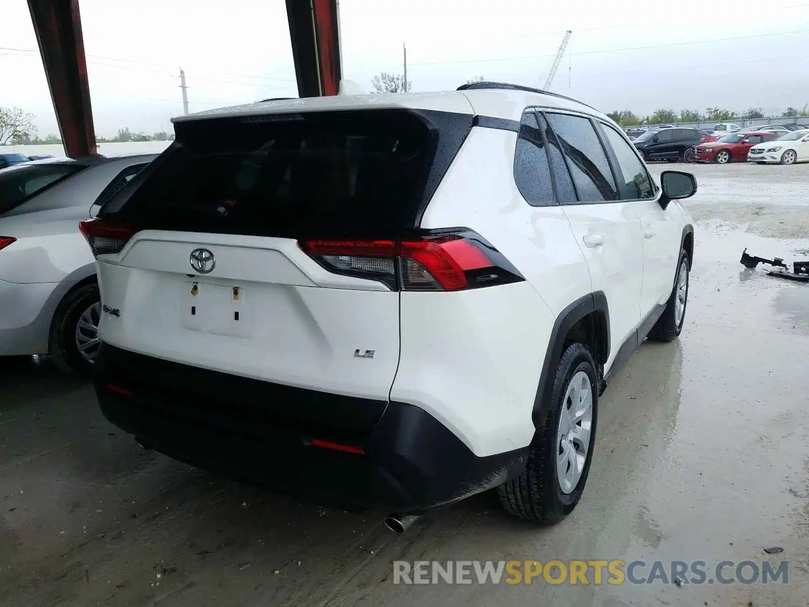 4 Photograph of a damaged car JTMH1RFV6KJ011136 TOYOTA RAV4 2019