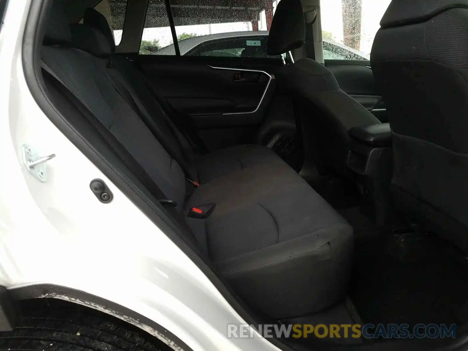 6 Photograph of a damaged car JTMH1RFV6KJ011136 TOYOTA RAV4 2019