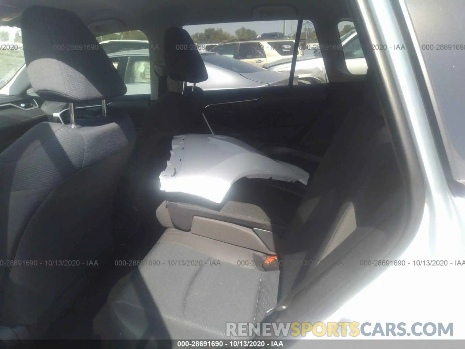 8 Photograph of a damaged car JTMH1RFV7KJ004468 TOYOTA RAV4 2019