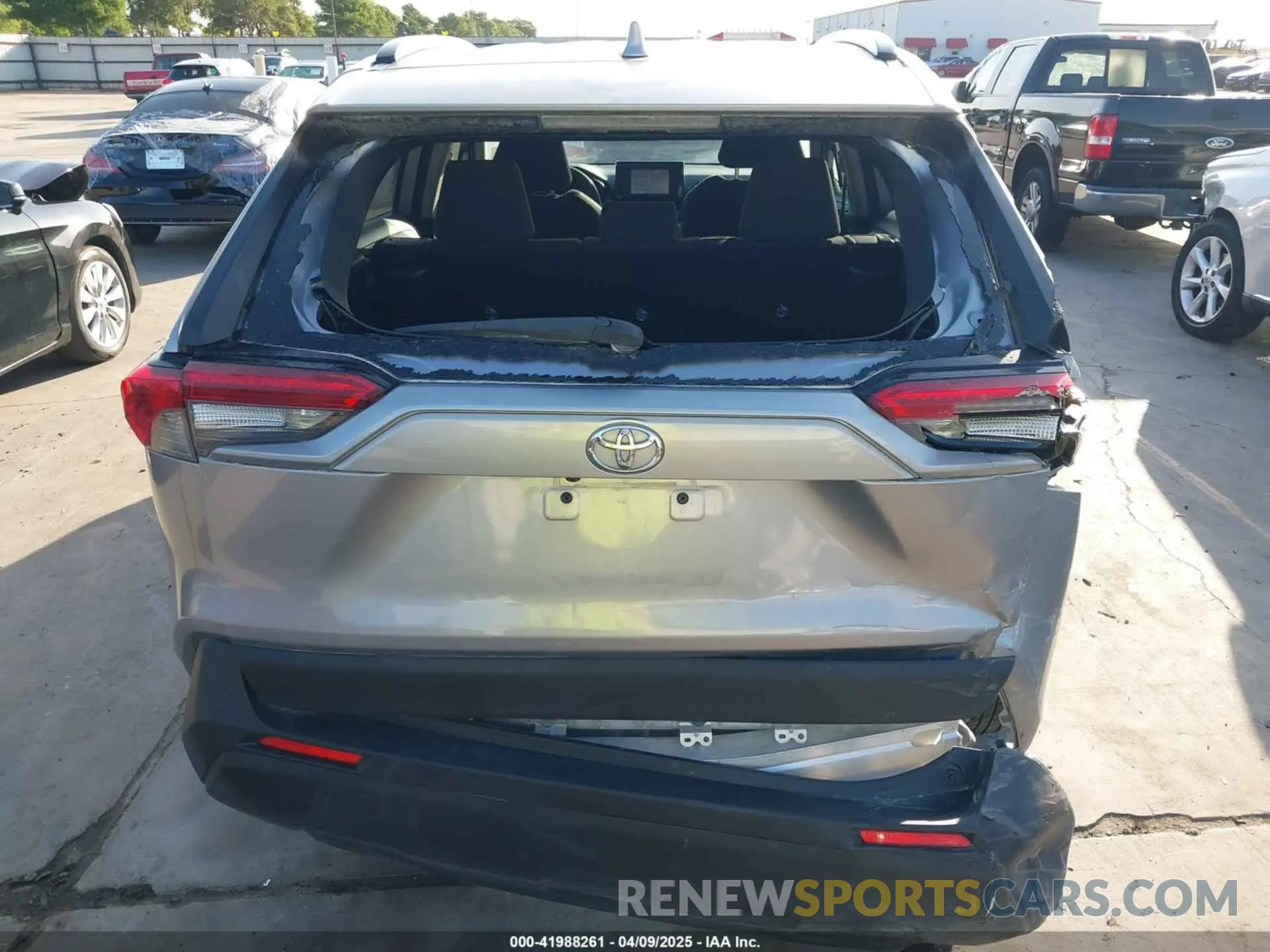 17 Photograph of a damaged car JTMH1RFV8KD506999 TOYOTA RAV4 2019