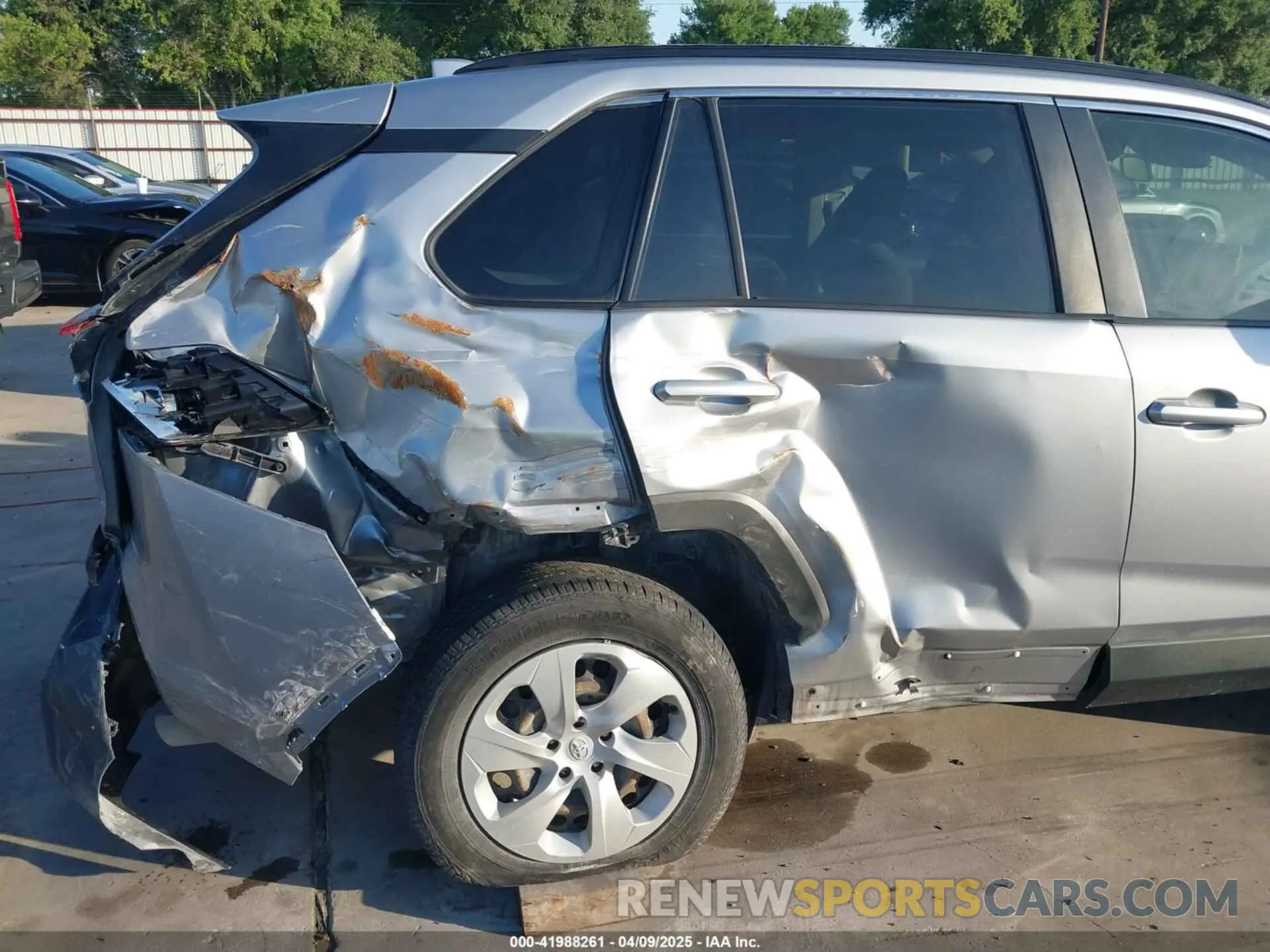 18 Photograph of a damaged car JTMH1RFV8KD506999 TOYOTA RAV4 2019
