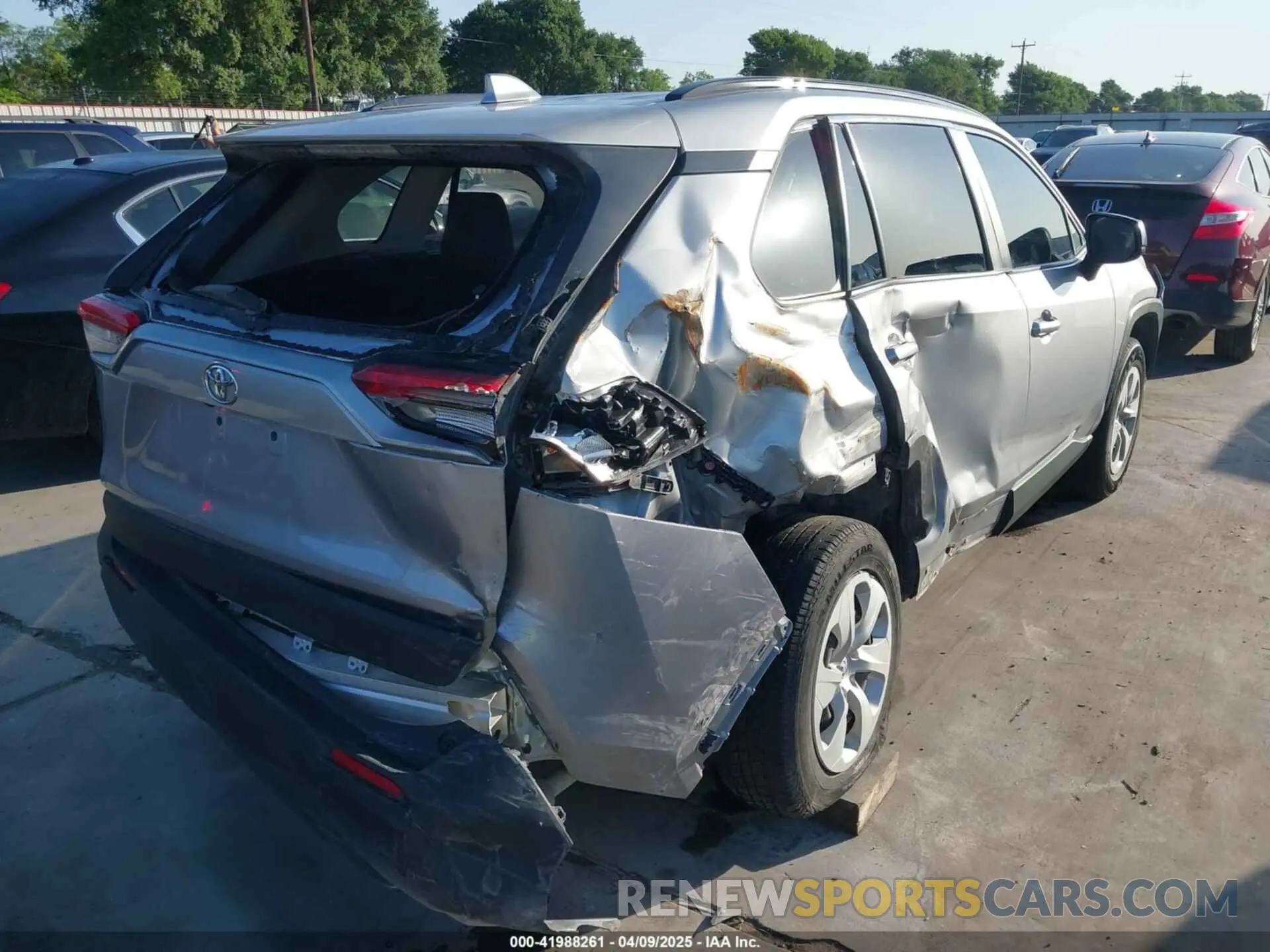 4 Photograph of a damaged car JTMH1RFV8KD506999 TOYOTA RAV4 2019