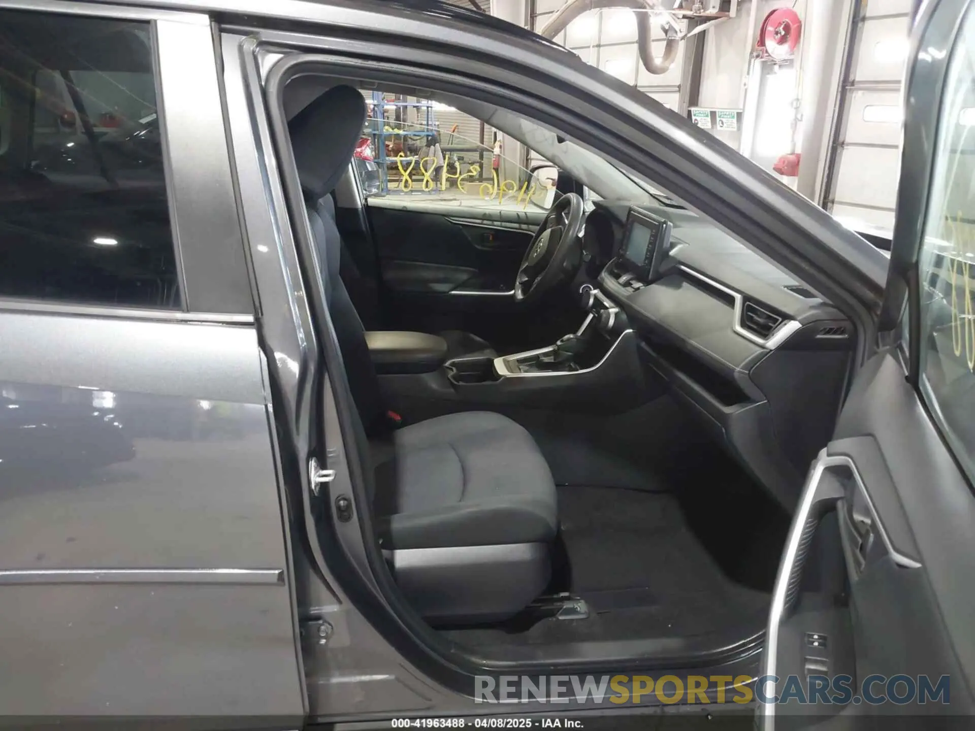 5 Photograph of a damaged car JTMH1RFVXKD036880 TOYOTA RAV4 2019