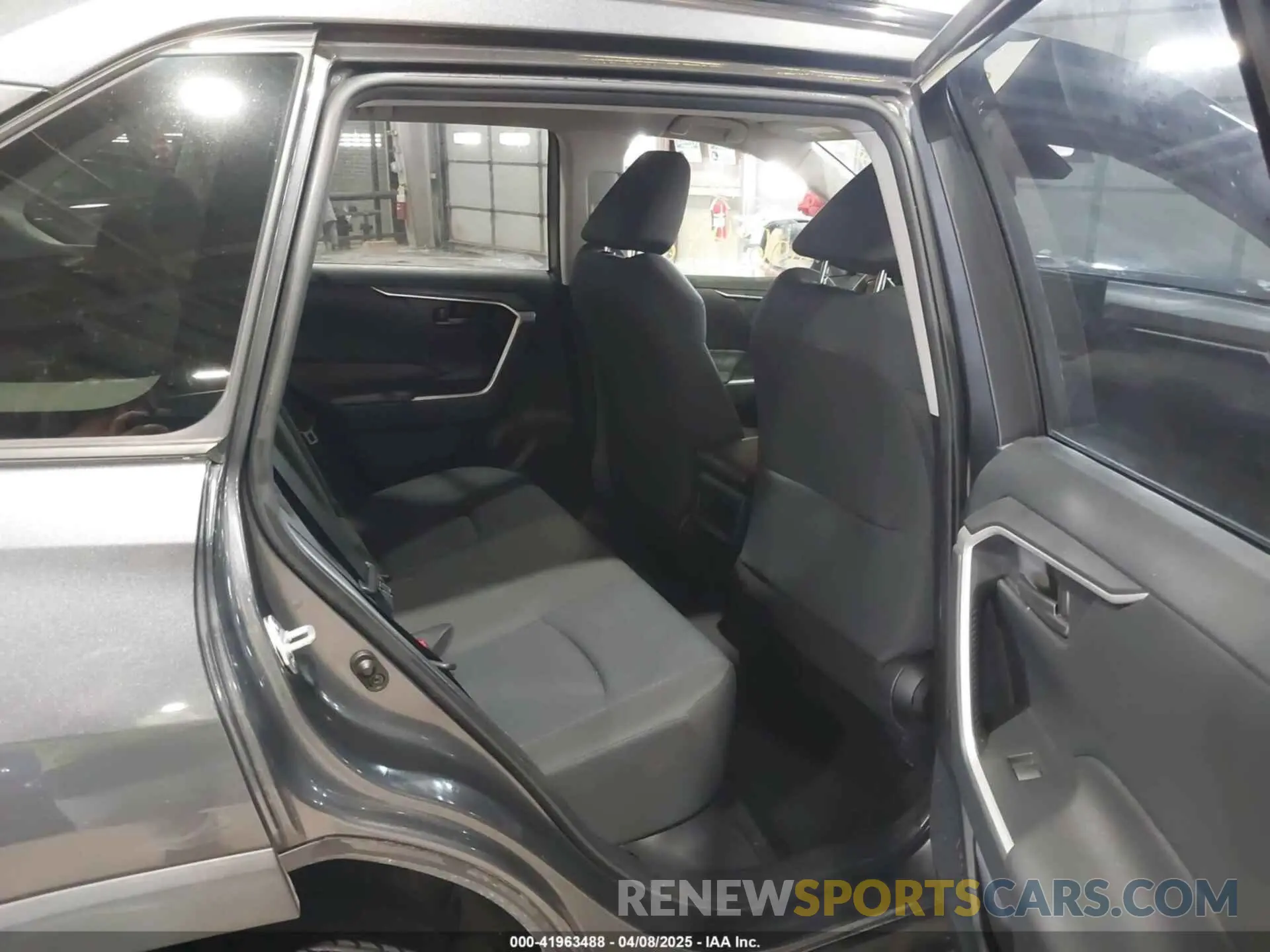8 Photograph of a damaged car JTMH1RFVXKD036880 TOYOTA RAV4 2019