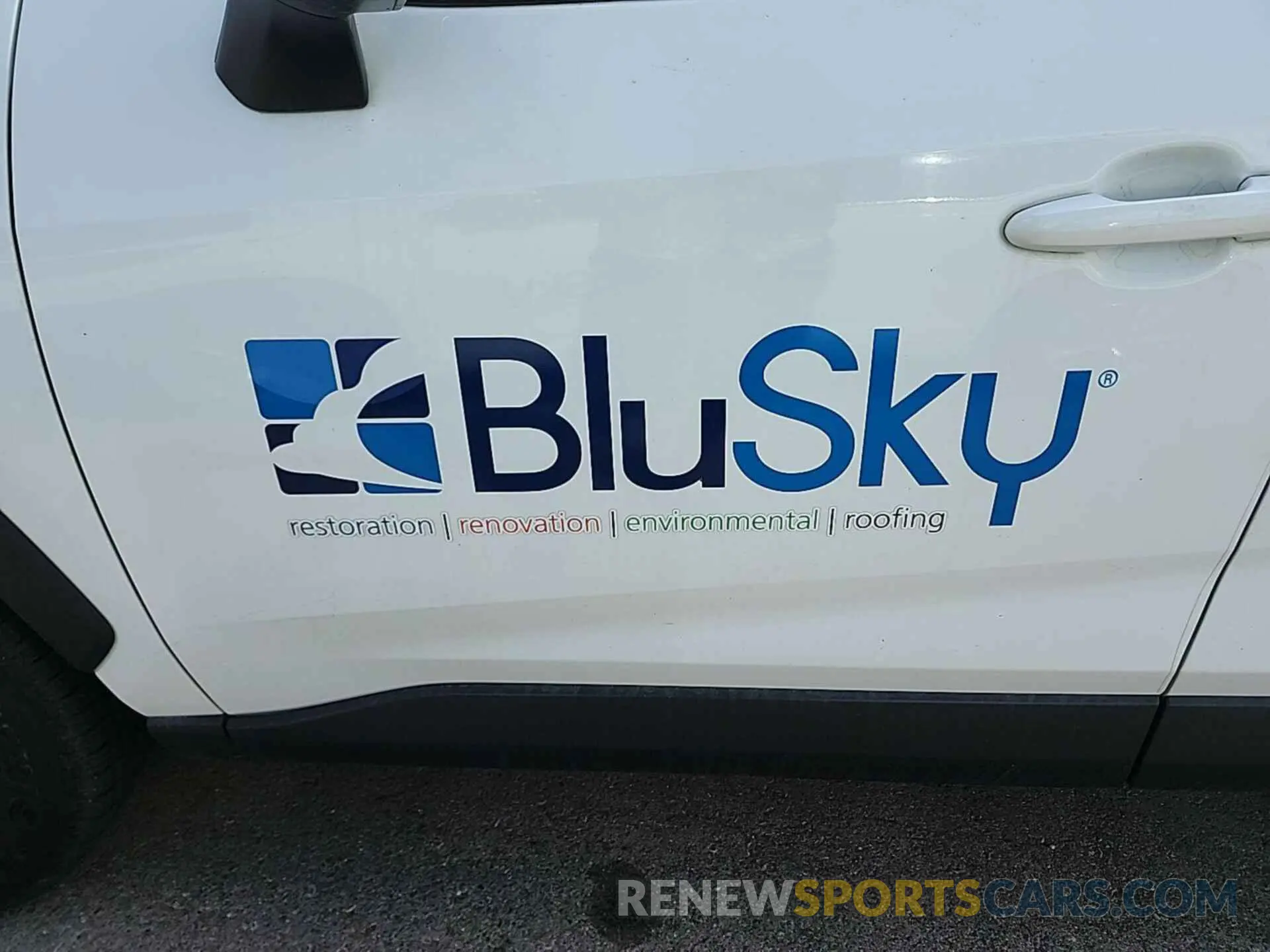 14 Photograph of a damaged car JTMH1RFVXKJ005467 TOYOTA RAV4 2019