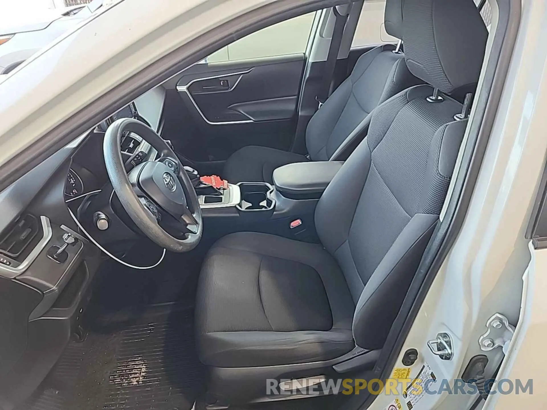 17 Photograph of a damaged car JTMH1RFVXKJ005467 TOYOTA RAV4 2019