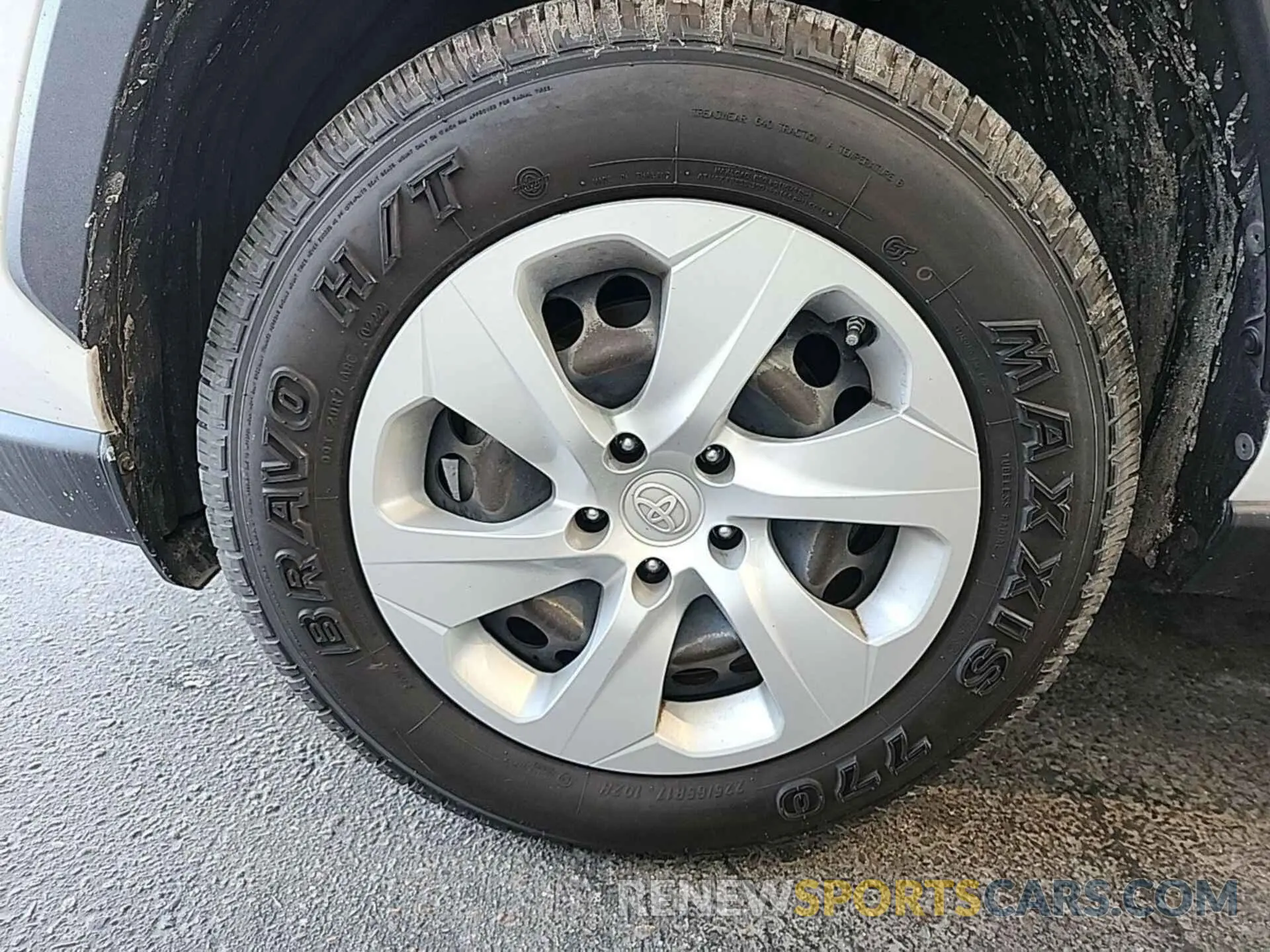 20 Photograph of a damaged car JTMH1RFVXKJ005467 TOYOTA RAV4 2019