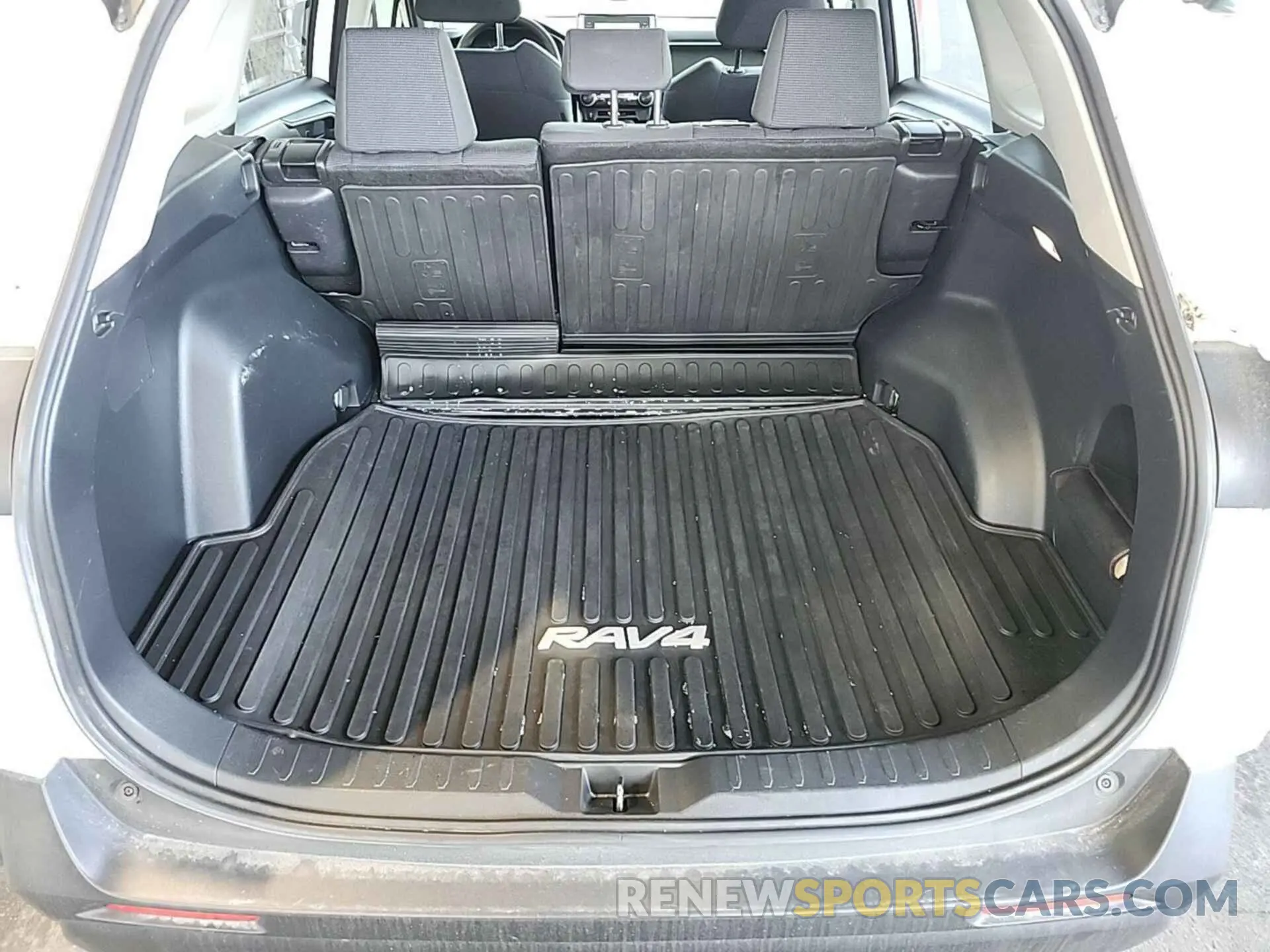 22 Photograph of a damaged car JTMH1RFVXKJ005467 TOYOTA RAV4 2019