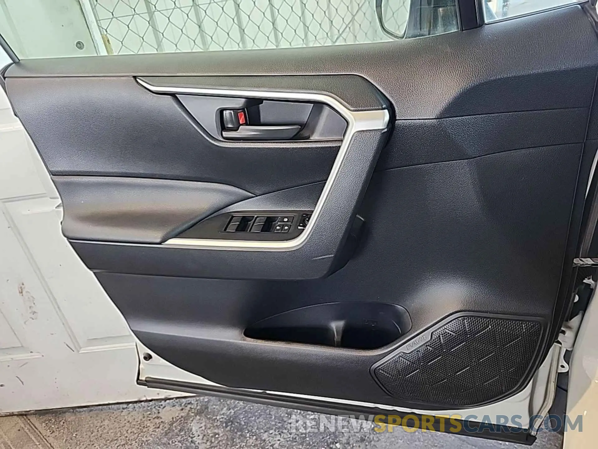 4 Photograph of a damaged car JTMH1RFVXKJ005467 TOYOTA RAV4 2019