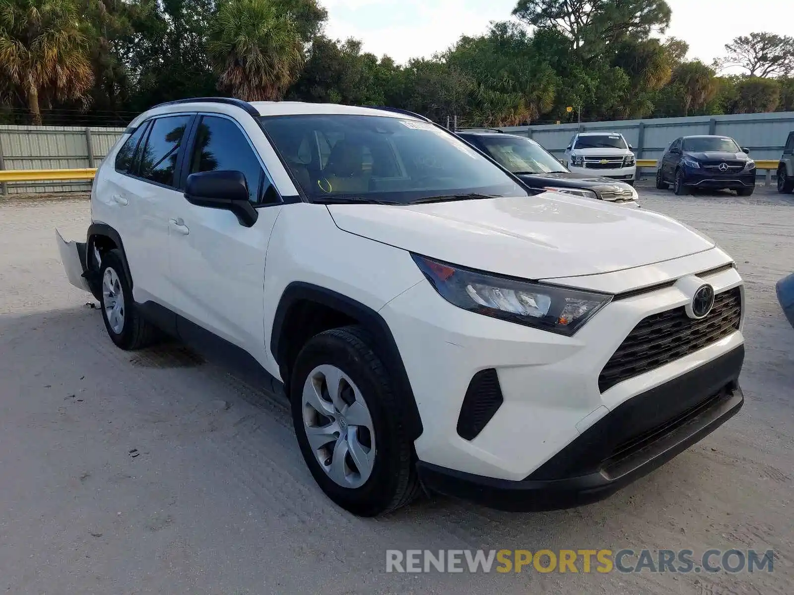 1 Photograph of a damaged car JTMH1RFVXKJ006411 TOYOTA RAV4 2019