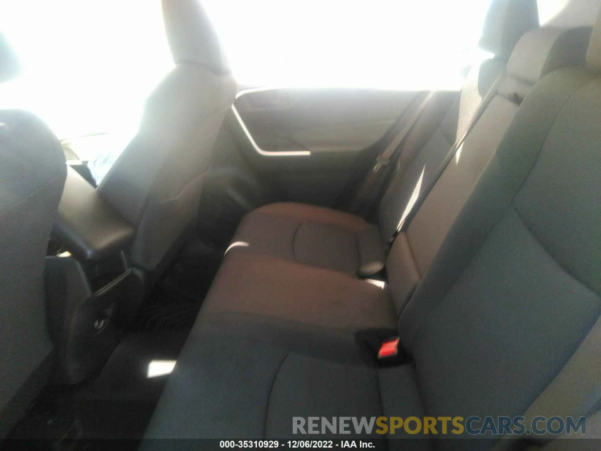 8 Photograph of a damaged car JTMK1RFV0KD038580 TOYOTA RAV4 2019