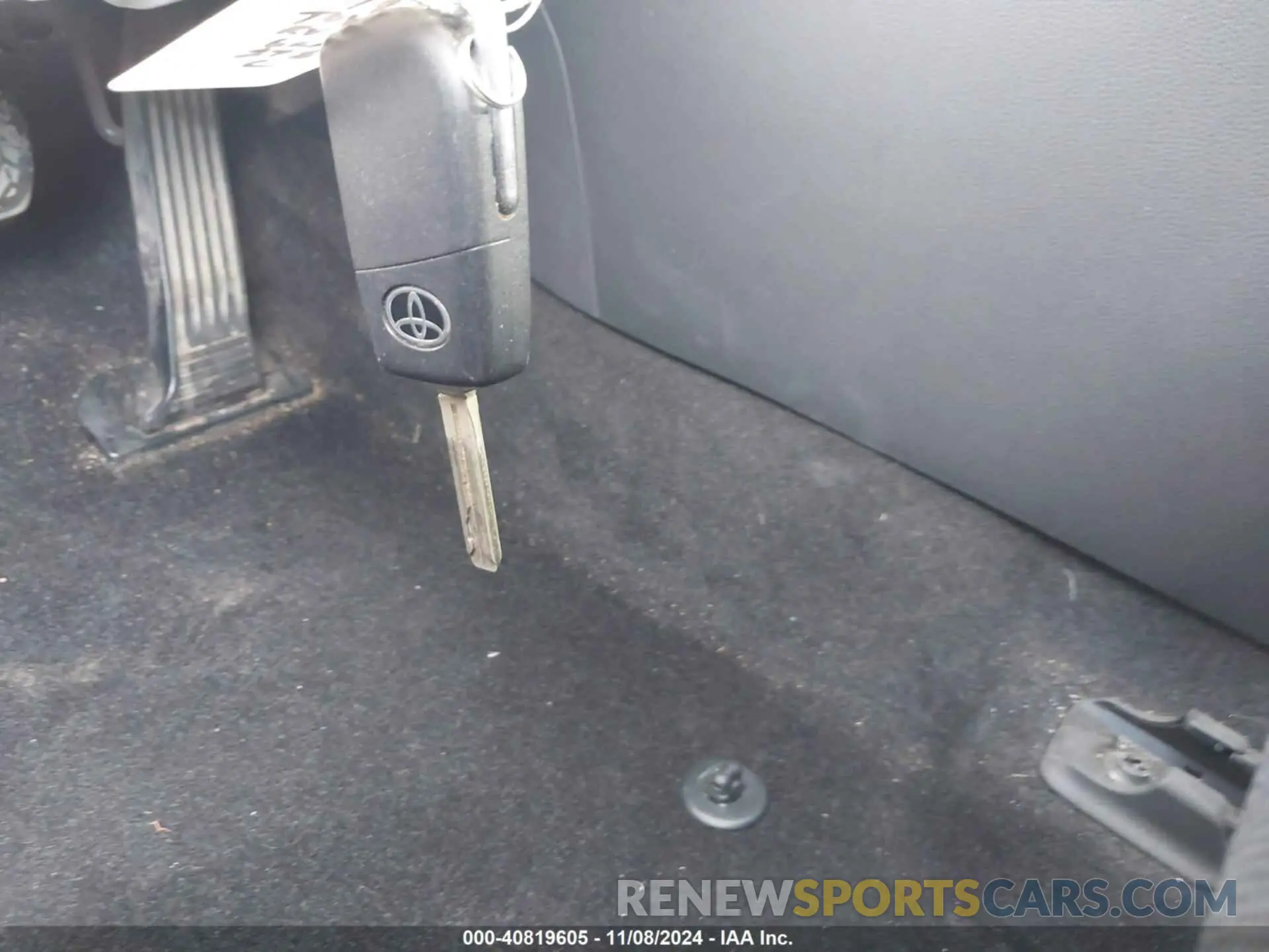 11 Photograph of a damaged car JTMK1RFV0KJ012787 TOYOTA RAV4 2019