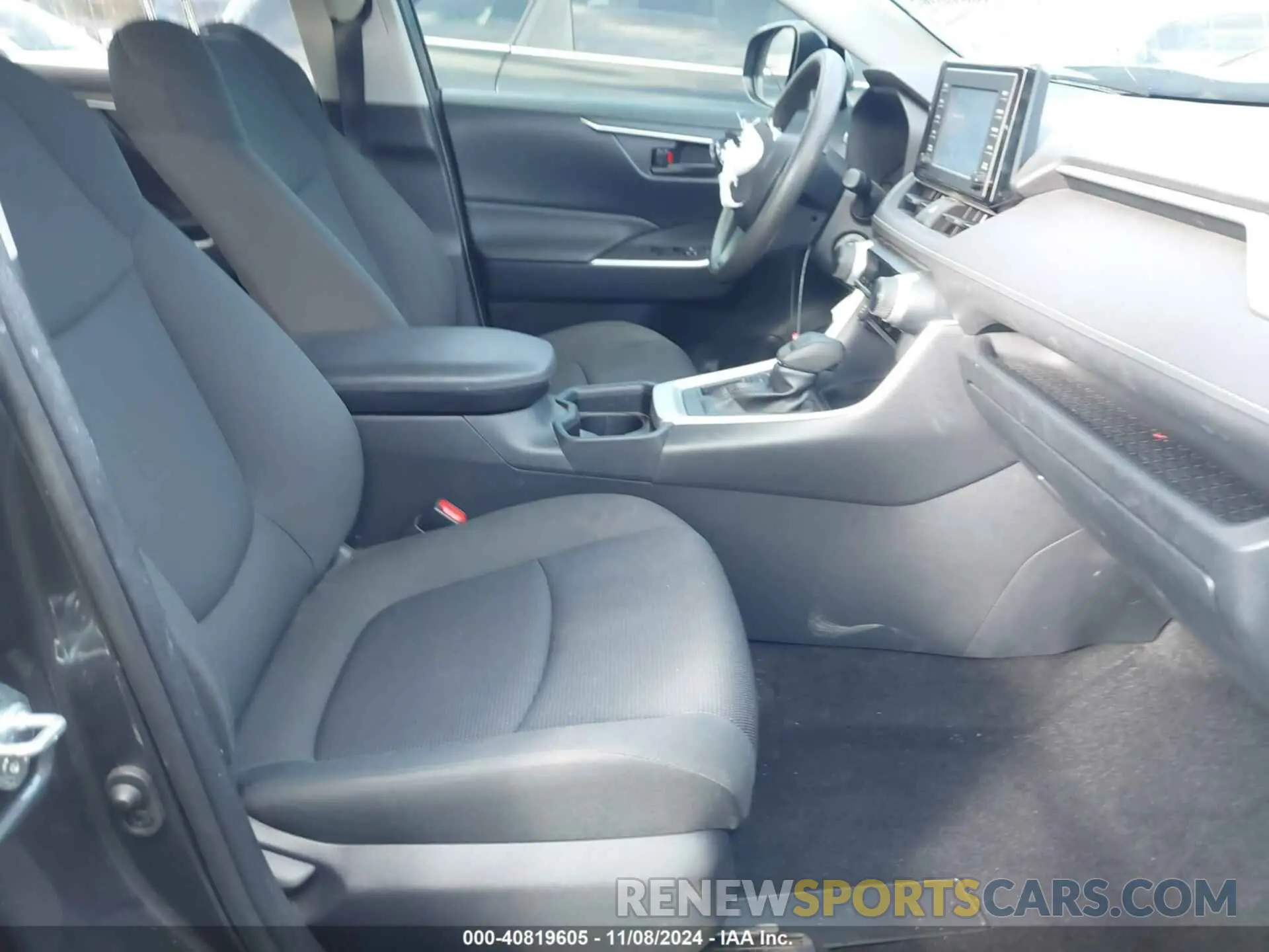 5 Photograph of a damaged car JTMK1RFV0KJ012787 TOYOTA RAV4 2019