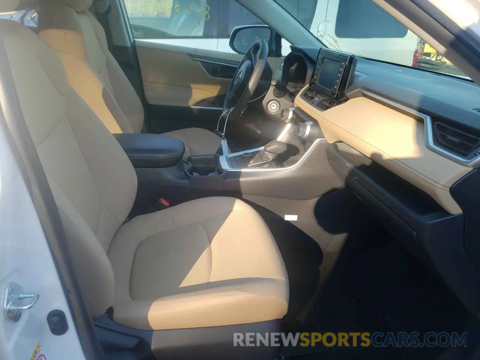 5 Photograph of a damaged car JTMMWRFV0KD010644 TOYOTA RAV4 2019