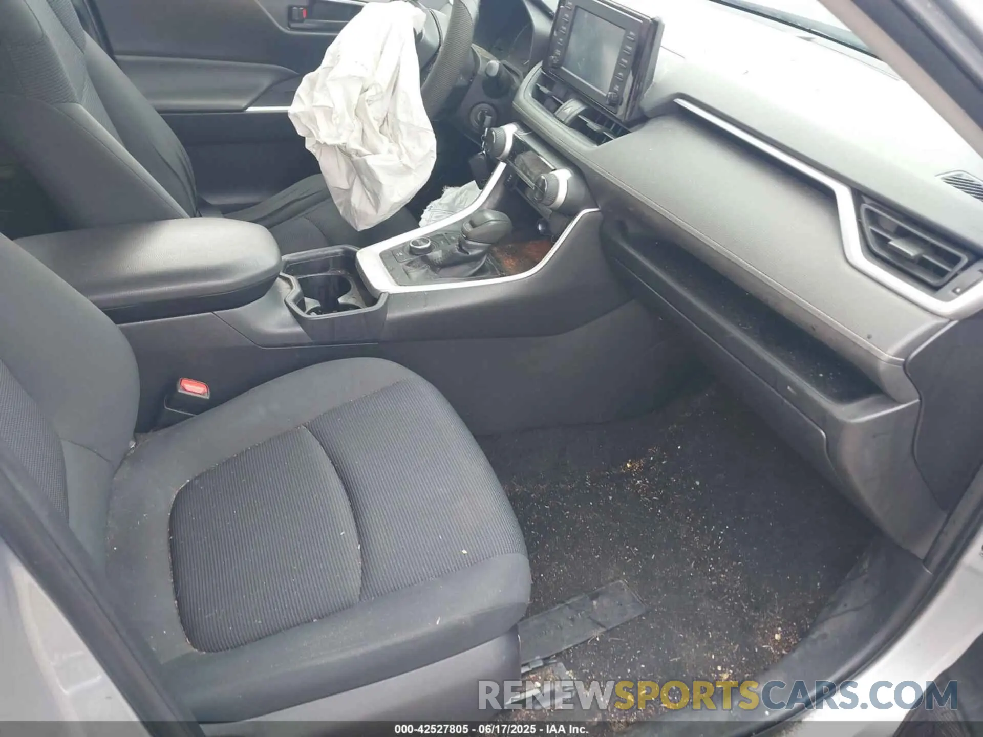5 Photograph of a damaged car JTMMWRFV9KD512407 TOYOTA RAV4 2019