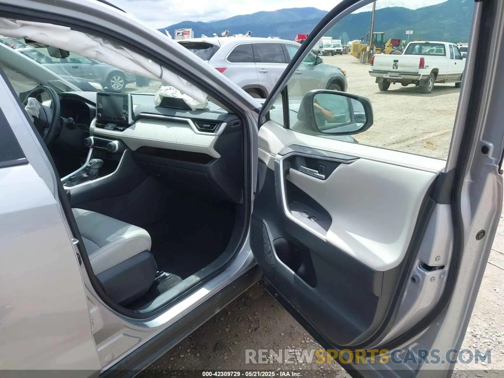 5 Photograph of a damaged car JTMN1RFV2KD512560 TOYOTA RAV4 2019