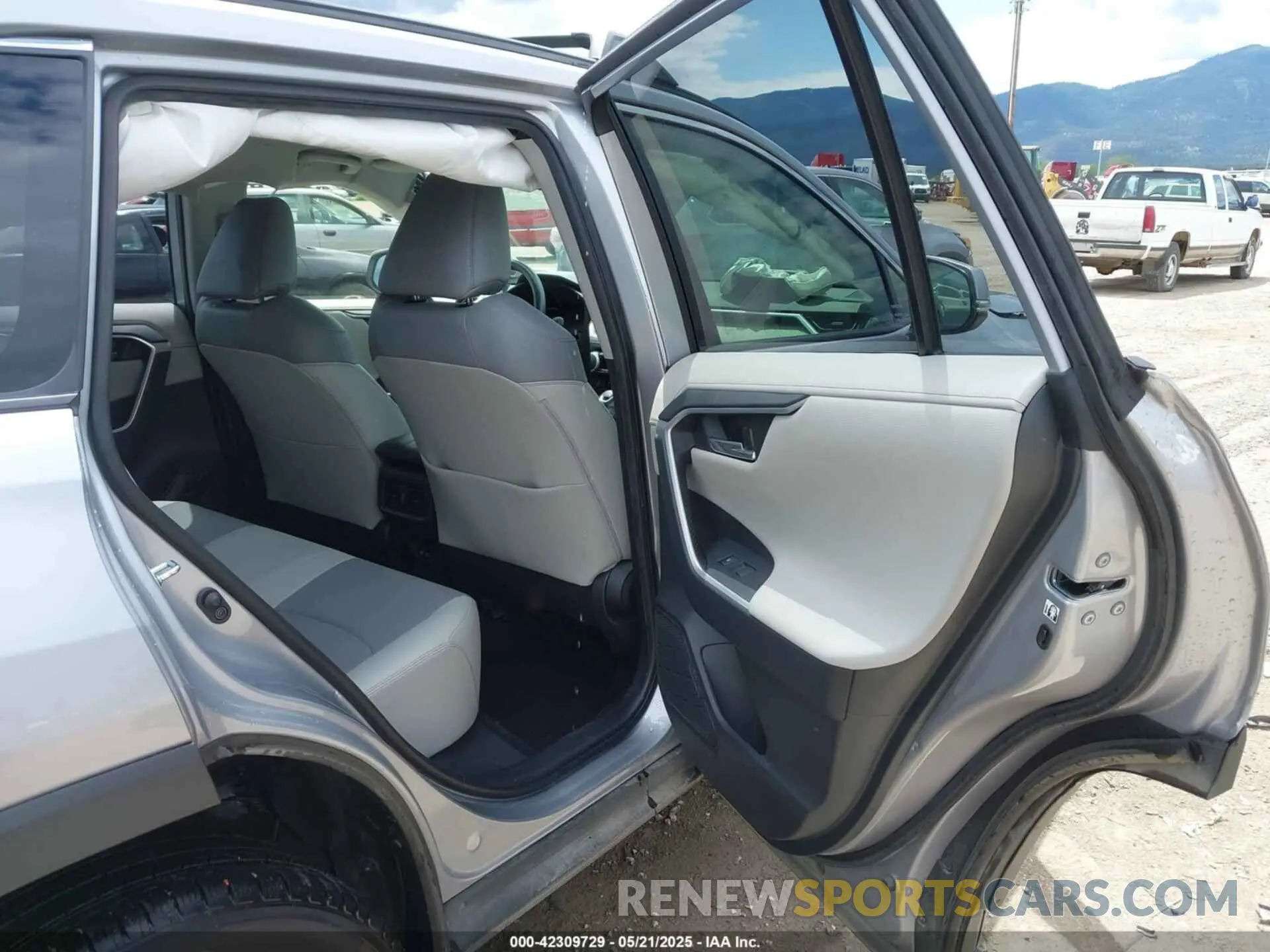 8 Photograph of a damaged car JTMN1RFV2KD512560 TOYOTA RAV4 2019
