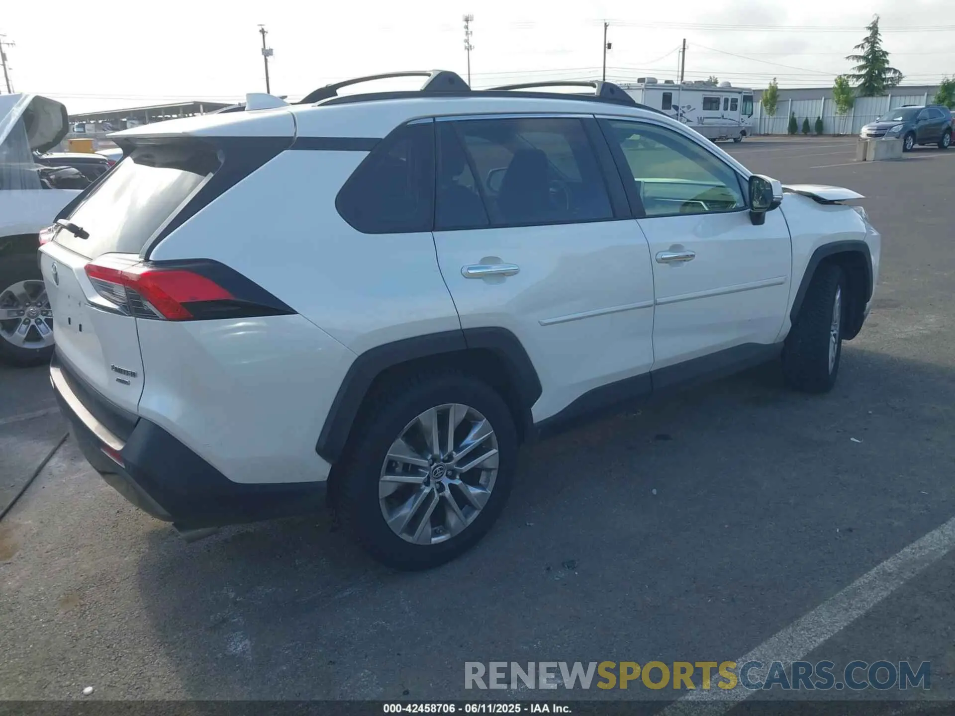 4 Photograph of a damaged car JTMN1RFV2KD522358 TOYOTA RAV4 2019