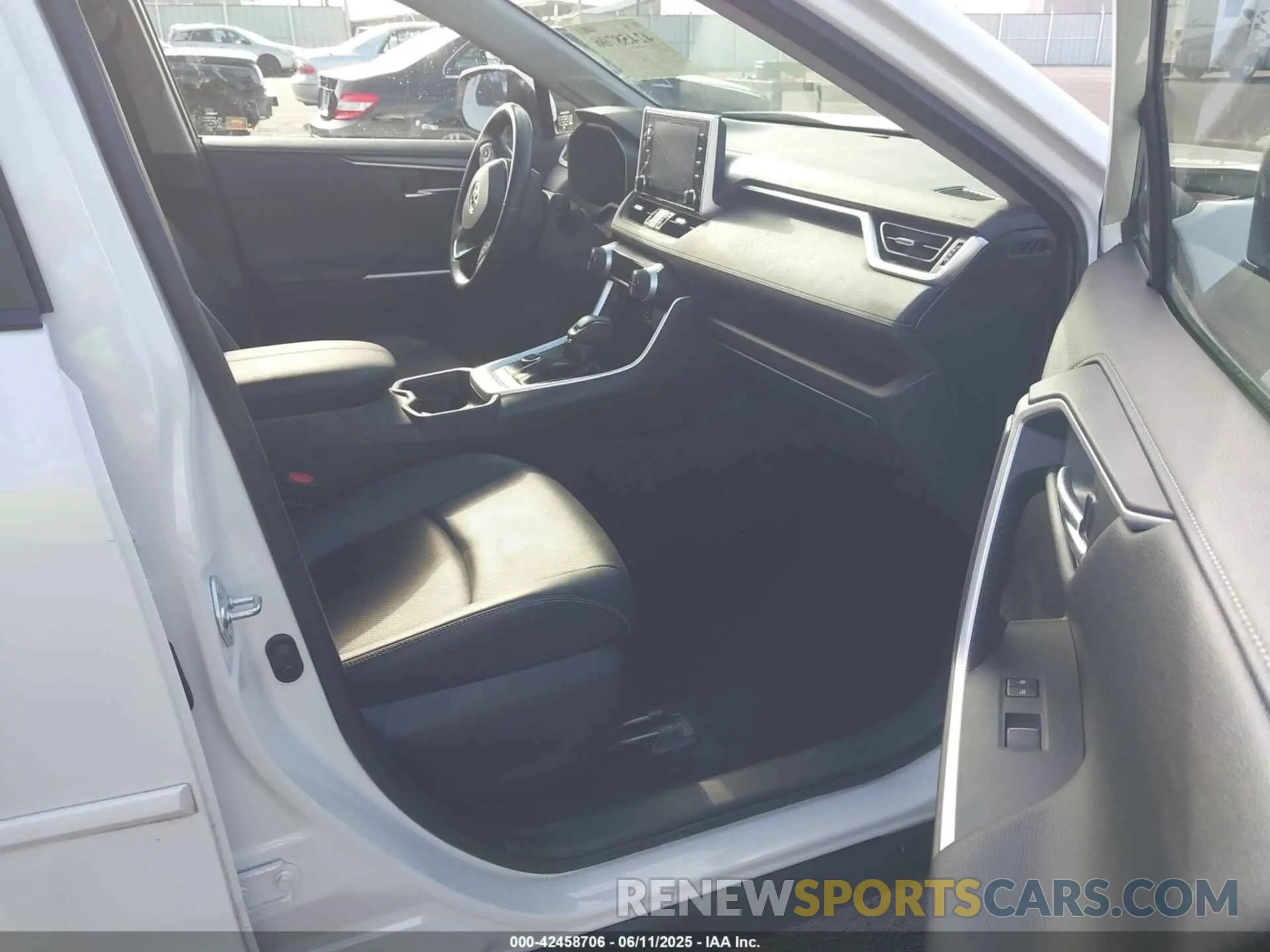 5 Photograph of a damaged car JTMN1RFV2KD522358 TOYOTA RAV4 2019