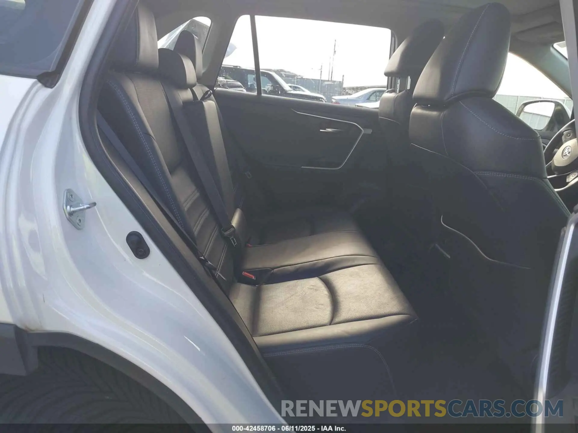8 Photograph of a damaged car JTMN1RFV2KD522358 TOYOTA RAV4 2019