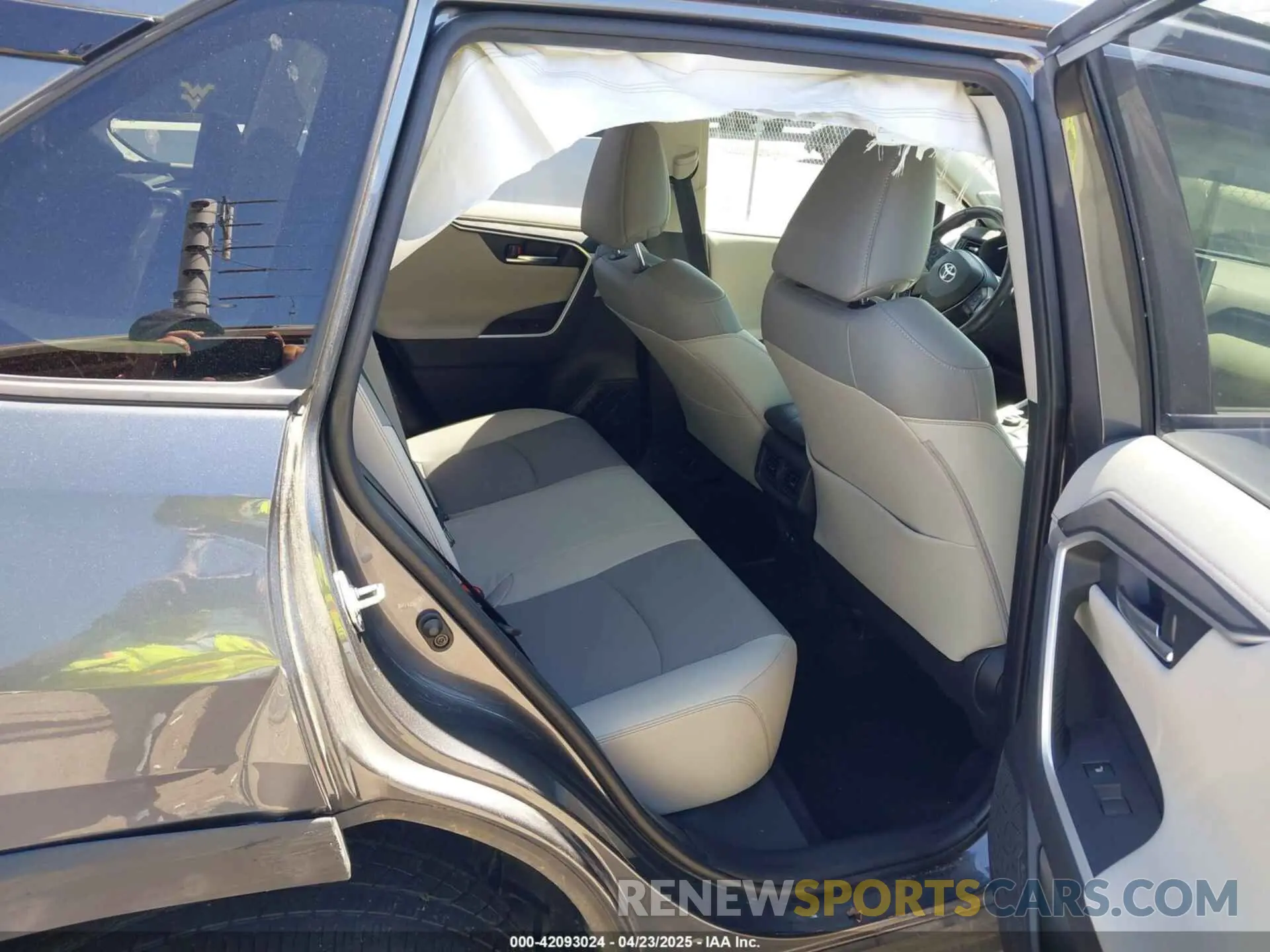 8 Photograph of a damaged car JTMN1RFV3KD521977 TOYOTA RAV4 2019