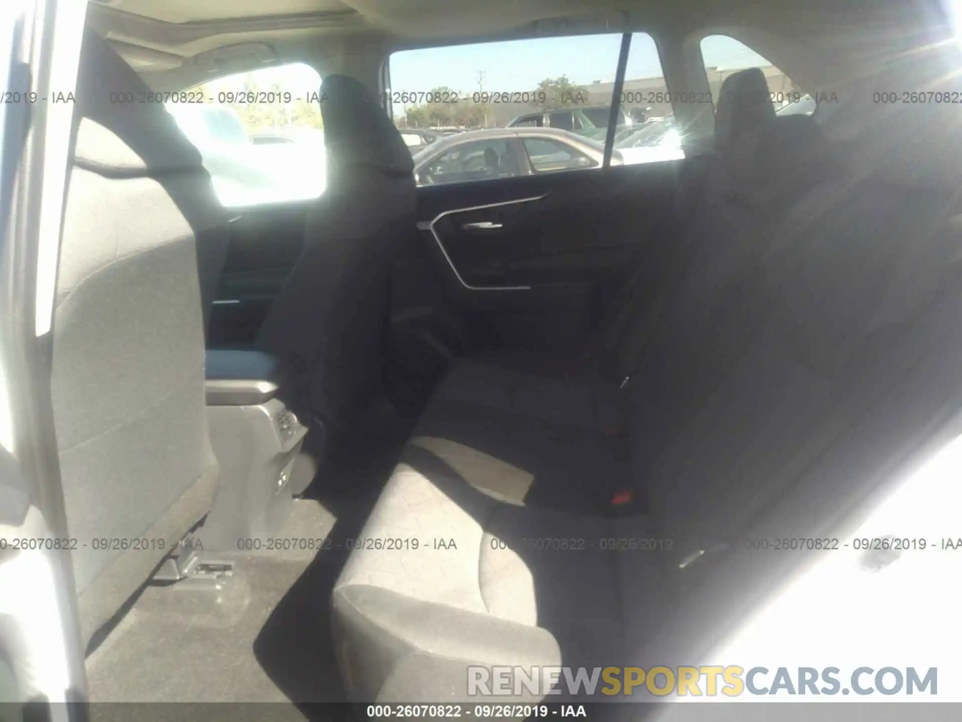 8 Photograph of a damaged car JTMP1RFV0KD034762 TOYOTA RAV4 2019