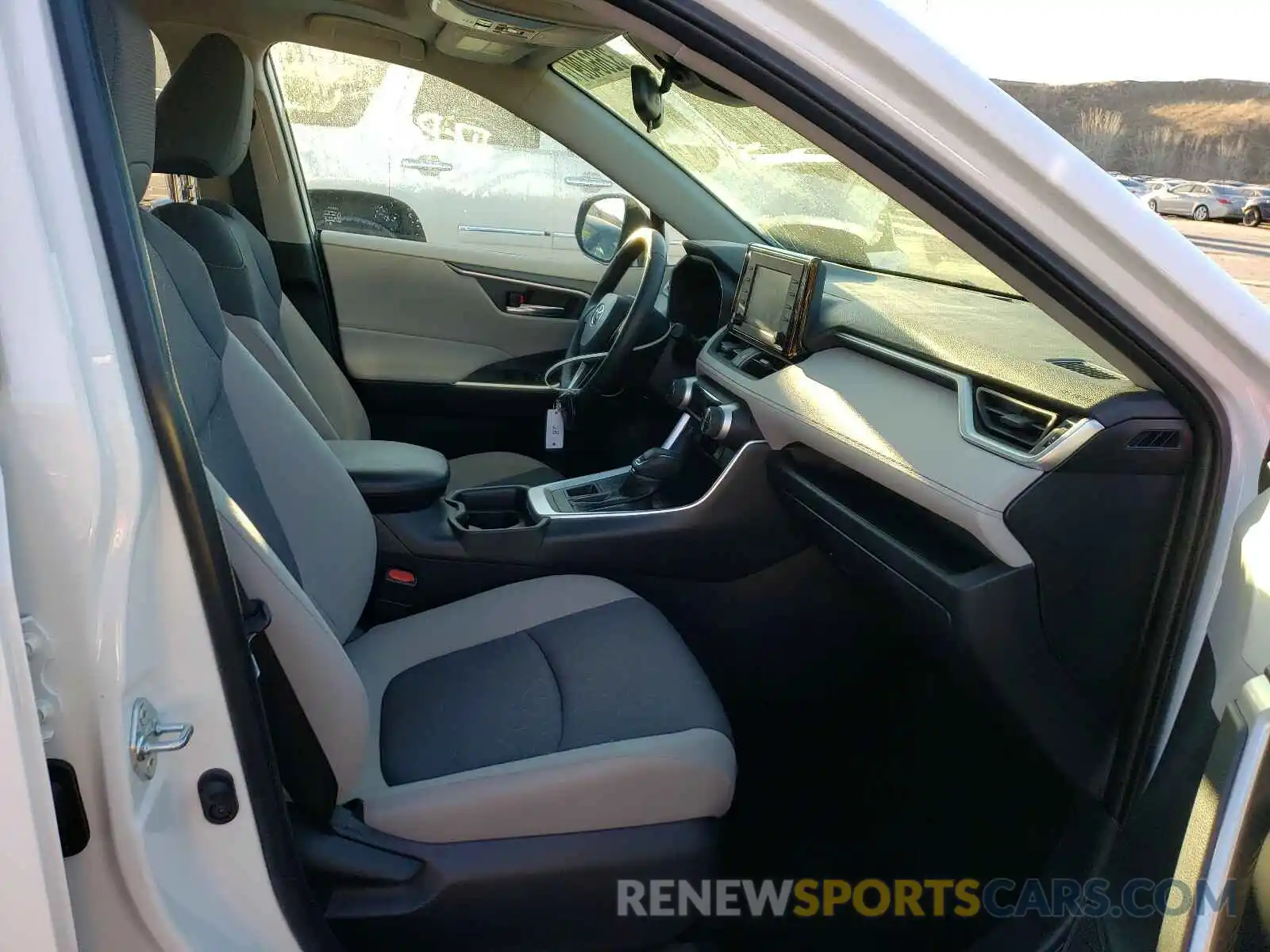 5 Photograph of a damaged car JTMP1RFV0KD038973 TOYOTA RAV4 2019