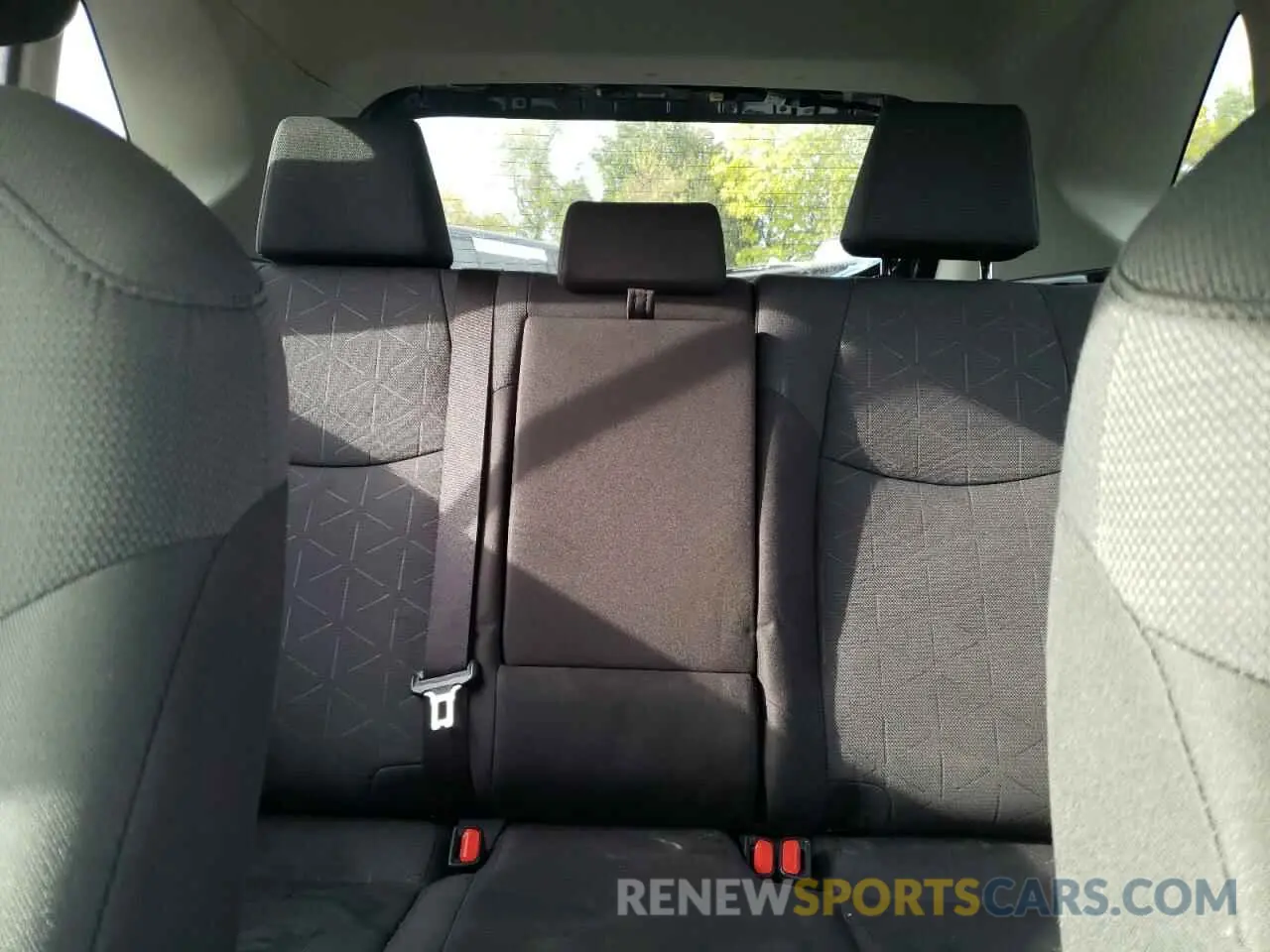 10 Photograph of a damaged car JTMP1RFV0KD039525 TOYOTA RAV4 2019
