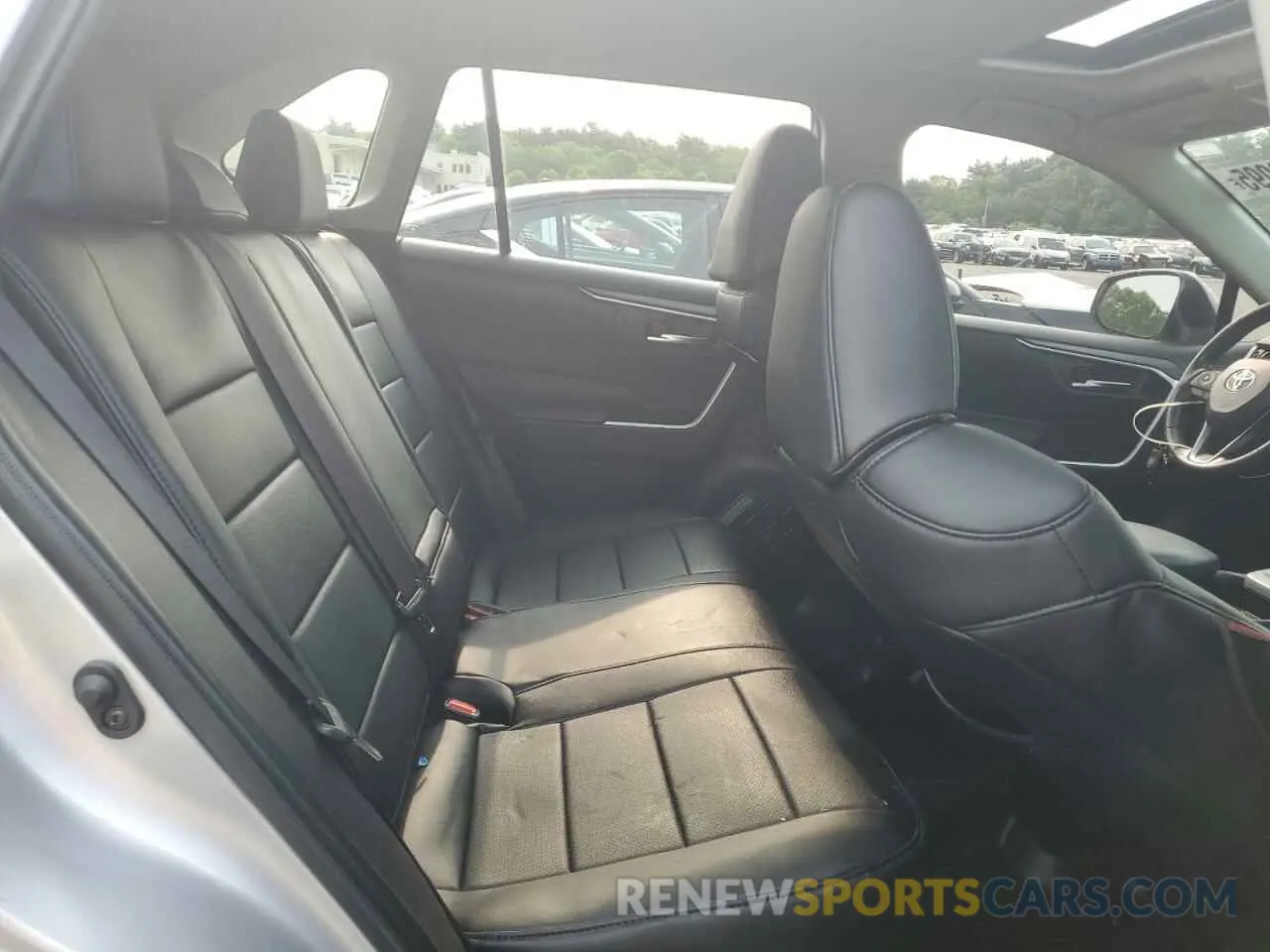 11 Photograph of a damaged car JTMP1RFV0KD500349 TOYOTA RAV4 2019