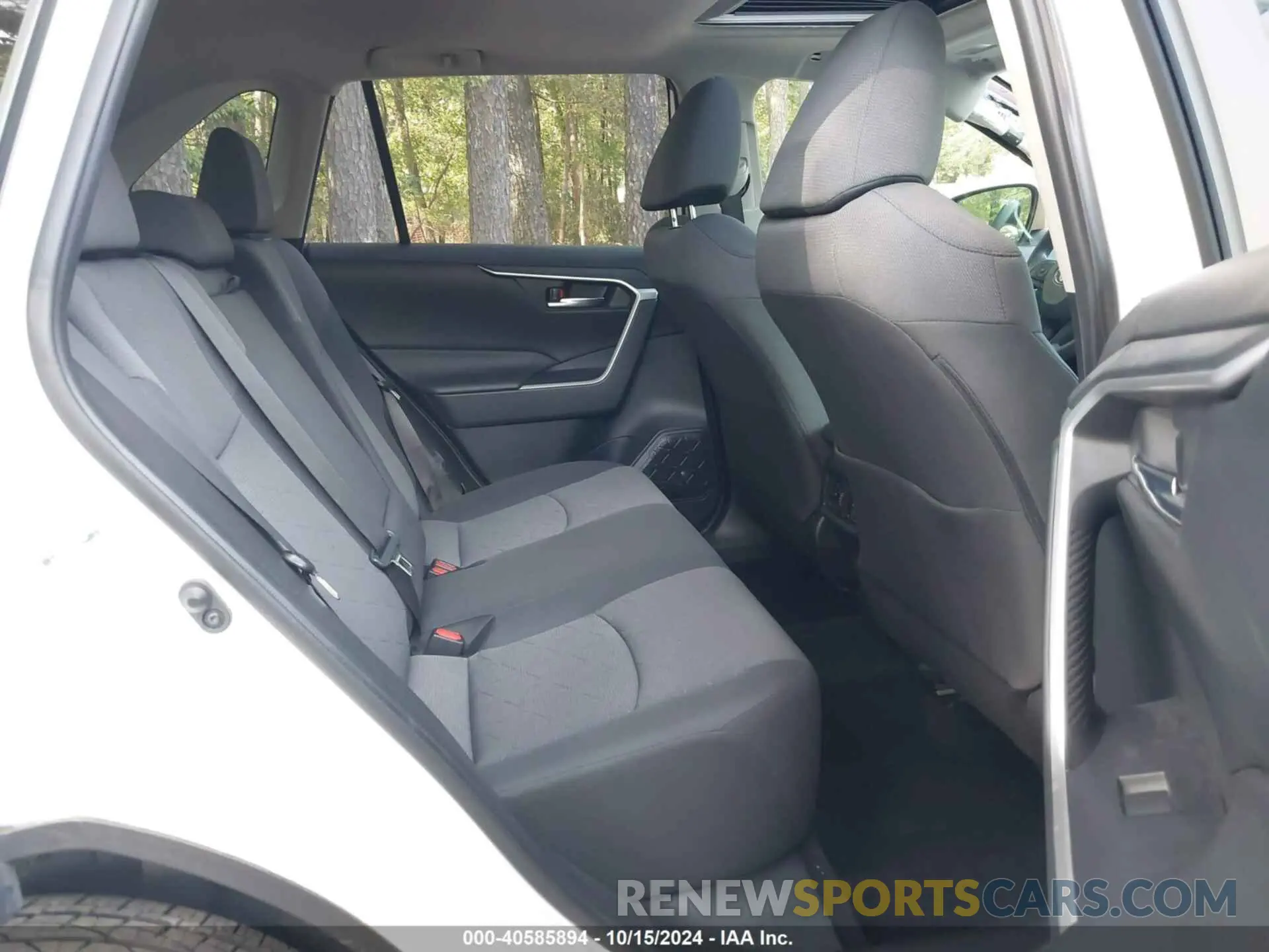8 Photograph of a damaged car JTMP1RFV0KD504966 TOYOTA RAV4 2019